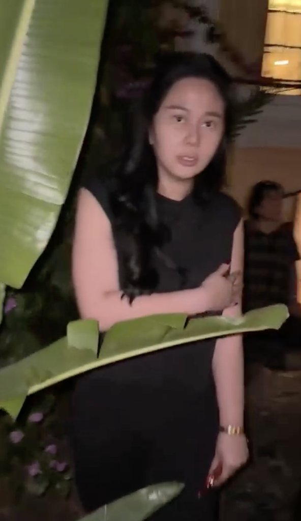 insidefolkative's tweet photo. Denise baru aja posting di IG kalau dia merinding karena ngerasa rumah itu kayaknya berhantu.

Dipostingan tersebut Denise bilang:

“Gais gua kesini malam-malam nih gais gua kaya merinding-merinding gitu sumpah, ini bukan merinding kenapa tapi ini kayanya ada sesuatu disini gais ya”