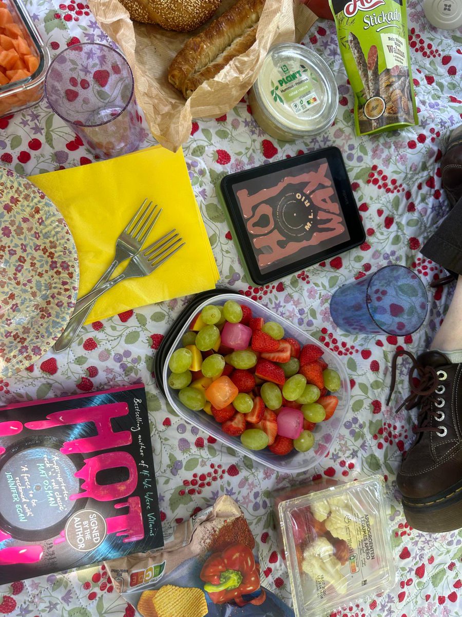 sykescult's tweet photo. les pepettes lectrices de bruxelles 📚💓
on recherche une ou deux nouvelles personnes (minimum dans la vingtaine) pour intégrer notre book club (on se réunit un dimanche après-midi par mois et on privilégie les autrices), n’hésitez pas à me contacter si ça vous tente!! https://t.co/JuefmzZ7qB