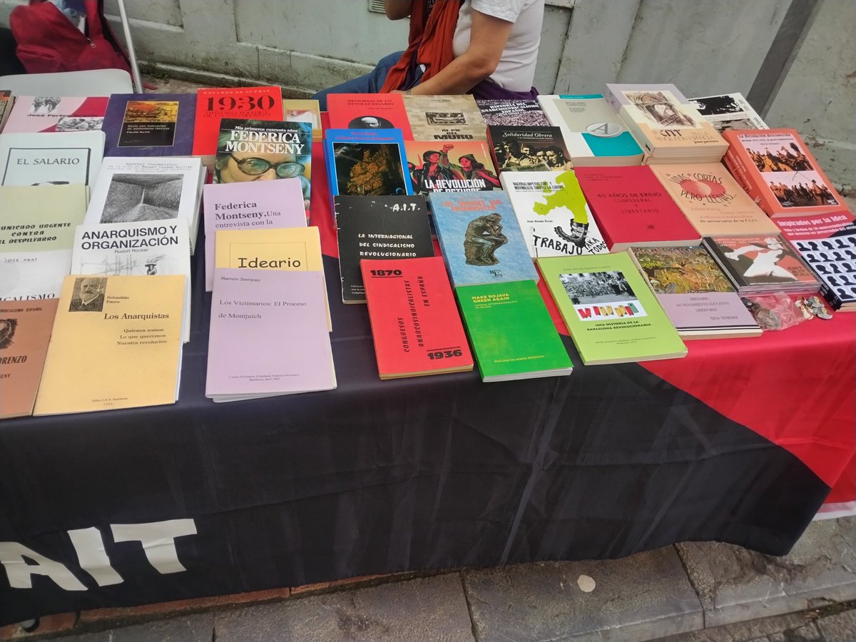 AitGijon's tweet photo. La Confederación Anarcosindicalista AIT de Asturies continúa de propaganda y promoción de cultura anarquista 

Hoy estamos en el Mercau de Grau . 

El objetivo es mover nuestro fondo de distribución, así como la cartelería, pegatinas, insiginias y chapas y folletos e información sobre el sindicato.

Además CA-AIT pretende así ofrecer su apoyo a los trabajadores y trabajadoras asturianas  que necesiten un sindicato de clase, sin subvenciones ni liberados, que promueva la acción ditecta, la solidaridad obrera y el apoyo mutuo. 

Esta actividad, que nos vincula a las giras propagandísticas de primerso delsiglo XX que llevaban a cabo los anarquistas y sindicalistas revolucionarios por toda la península ibérica para dar a conocer las nuevas ideas de emancipación social. 

La experiencia de las otras localidades visitadas fue muy satisfactoria, con la distribución de numerosos libros y el contacto con vecinos y vecinas que se acercaron al puesto interesadas por conocer nuestro sindicato y nuestros métodos de acción sindical y de lucha contra el capital y el estado.. 

#Anarcosindicalismo 
#Sindicato #Sindicatu 
#Asturias #Asturies 
#CA #AIT #IWA
