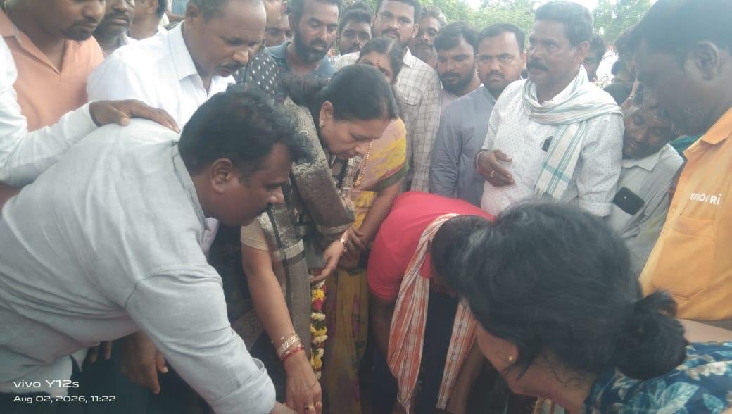 puttamadhu_1's tweet photo. కాటారం మండలం దామెరకుంట గ్రామానికి చెందిన భీఆర్ఎస్ సోషల్ మీడియా వారియర్, జననేత పుట్ట మాదన్న వీరాభిమాని రామిశెట్టి రాజు విద్యుత్ షాక్‌కు గురై అకాల మరణం చెందగా, మంథని మాజీ ఎమ్మెల్యే పుట్ట మధూకర్ గారి ఆదేశాల మేరకు మంథని మున్సిపల్ మాజీ చైర్‌పర్సన్ పుట్ట శైలజ గారు రాజు పార్థివ దేహానికి పార్టీ జెండా కప్పి, పూలమాల వేసి ఘనంగా నివాళులర్పించారు.

ఈ సందర్భంగా రాజు కుటుంబ సభ్యులను పరామర్శించి, వారి కుటుంబానికి ప్రగాఢ సానుభూ��ి వ్యక్తం చేస్తూ, ఈ విషాదాన్ని తట్టుకునే మనోధైర్యాన్ని ఆ భగవంతుడు ప్రసాదించాలని ఆకాంక్షించారు.