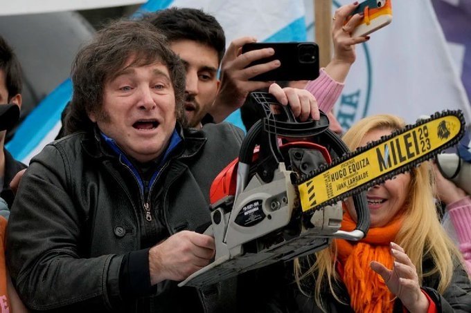 reportersalles's tweet photo. Milei apresenta projeto que prevê corte de salários de políticos em caso de déficit fiscal

Em um pronunciamento na TV, o presidente argentino anunciou um projeto para implementar um "shutdown", ou fechamento do governo, em caso de déficit fiscal prolongado, durante o qual "as atividades não essenciais do Estado serão paralisadas, os novos gastos serão congelados e nenhum contrato será concedido". 

Durante esse período, nem os legisladores nem o alto escalão do Executivo "receberão um único peso de salário".