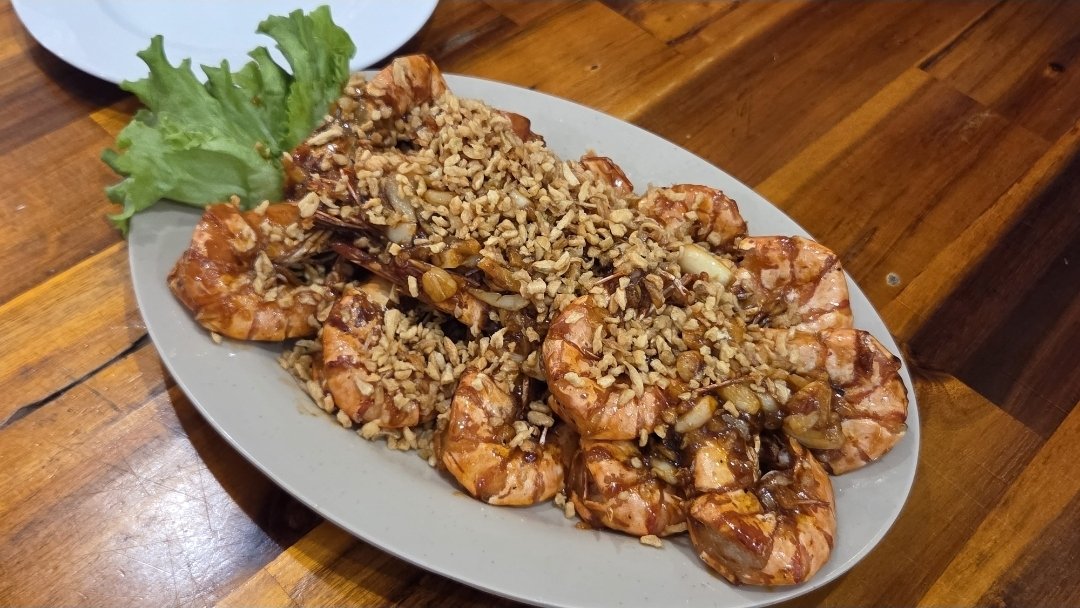 data_study's tweet photo. 📍 야미레스토랑

여기도 한국인들 무조건 간다는 맛집이라고해서 방문했는데 소고기볶음면 너무맛있어서 3번 시켜먹음 제발먹어

그리고 먹는데 너무 집중해서 사진이 별로 없음 죄송합니다;;;

타이거새우? 먹어봤는데 진짜 크고 맛있고 마늘간장치킨 좋아하는 사람이면 무조건 먹어보삼

망고스무디는 나한테는 넘 느끼했어서 걸쭉하고 진한거 좋아하는 사람들에게는 추천!! 

여기 오징어튀김은 평범하게 맛있다!!

⭐️ 추천메뉴 : 소고기볶음면, 타이거새우