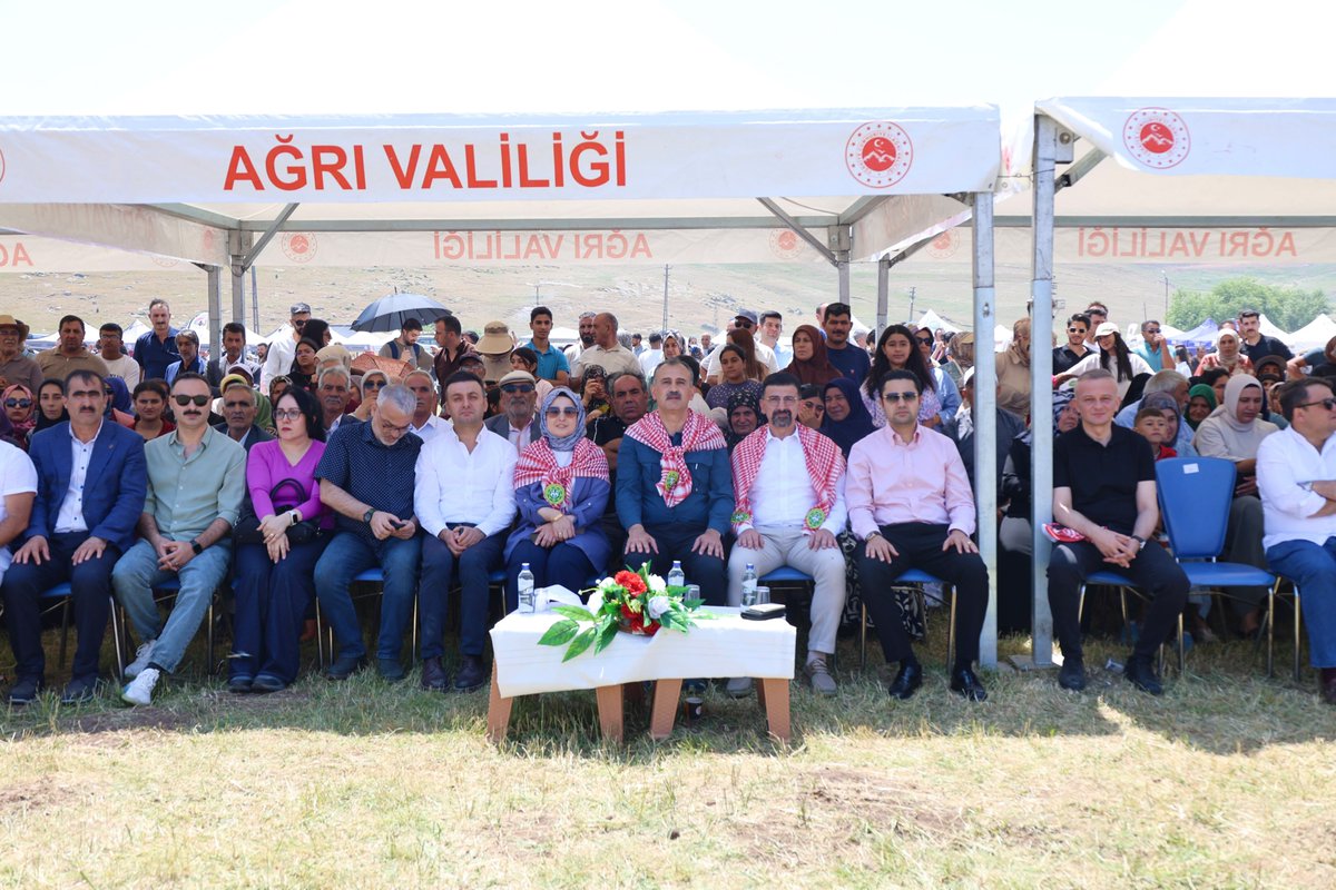 tcagrivaliligi's tweet photo. Valiliğimiz himaye ve koordinesinde, Taşlıçay Kaymakamlığımız tarafından düzenlenen Balık Gölü Şenliği, binlerce vatandaşımızın katılımıyla doğanın eşsiz güzellikleri eşliğinde büyük bir coşkuyla gerçekleştirildi.

Ağrı'nın doğal zenginliklerini, kültürel değerlerini ve yöresel mirasını bir araya getiren şenlikte düzenlenen Kuzu Güzellik Yarışması ve Off Road gösterisi programa ayrı bir renk kattı. Gün boyunca gerçekleştirilen etkinliklerle Balık Gölü'nün eşsiz atmosferi, doğa ve kültürün buluştuğu unutulmaz anlara ev sahipliği yaptı.

Balık Gölü'nün tanıtımına katkı sunan bu anlamlı organizasyonu, her yıl daha da geliştirerek geleneksel hale getirmeyi ve daha geniş katılımla düzenlemeyi hedefliyoruz. Ağrı'nın doğal ve kültürel zenginliklerini ülkemize ve dünyaya tanıtmaya yönelik çalışmalarımız kararlılıkla devam edecektir.