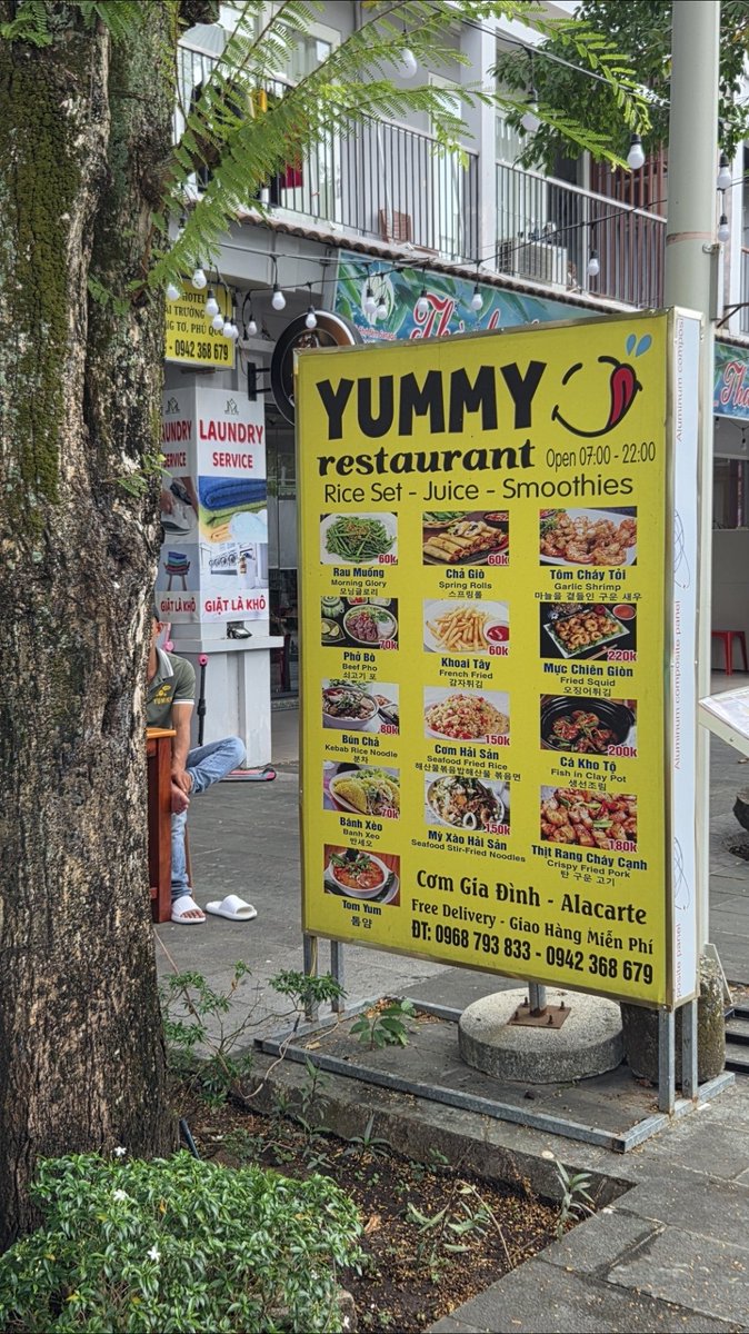 data_study's tweet photo. 📍 야미레스토랑

여기도 한국인들 무조건 간다는 맛집이라고해서 방문했는데 소고기볶음면 너무맛있어서 3번 시켜먹음 제발먹어

그리고 먹는데 너무 집중해서 사진이 별로 없음 죄송합니다;;;

타이거새우? 먹어봤는데 진짜 크고 맛있고 마늘간장치킨 좋아하는 사람이면 무조건 먹어보삼

망고스무디는 나한테는 넘 느끼했어서 걸쭉하고 진한거 좋아하는 사람들에게는 추천!! 

여기 오징어튀김은 평범하게 맛있다!!

⭐️ 추천메뉴 : 소고기볶음면, 타이거새우