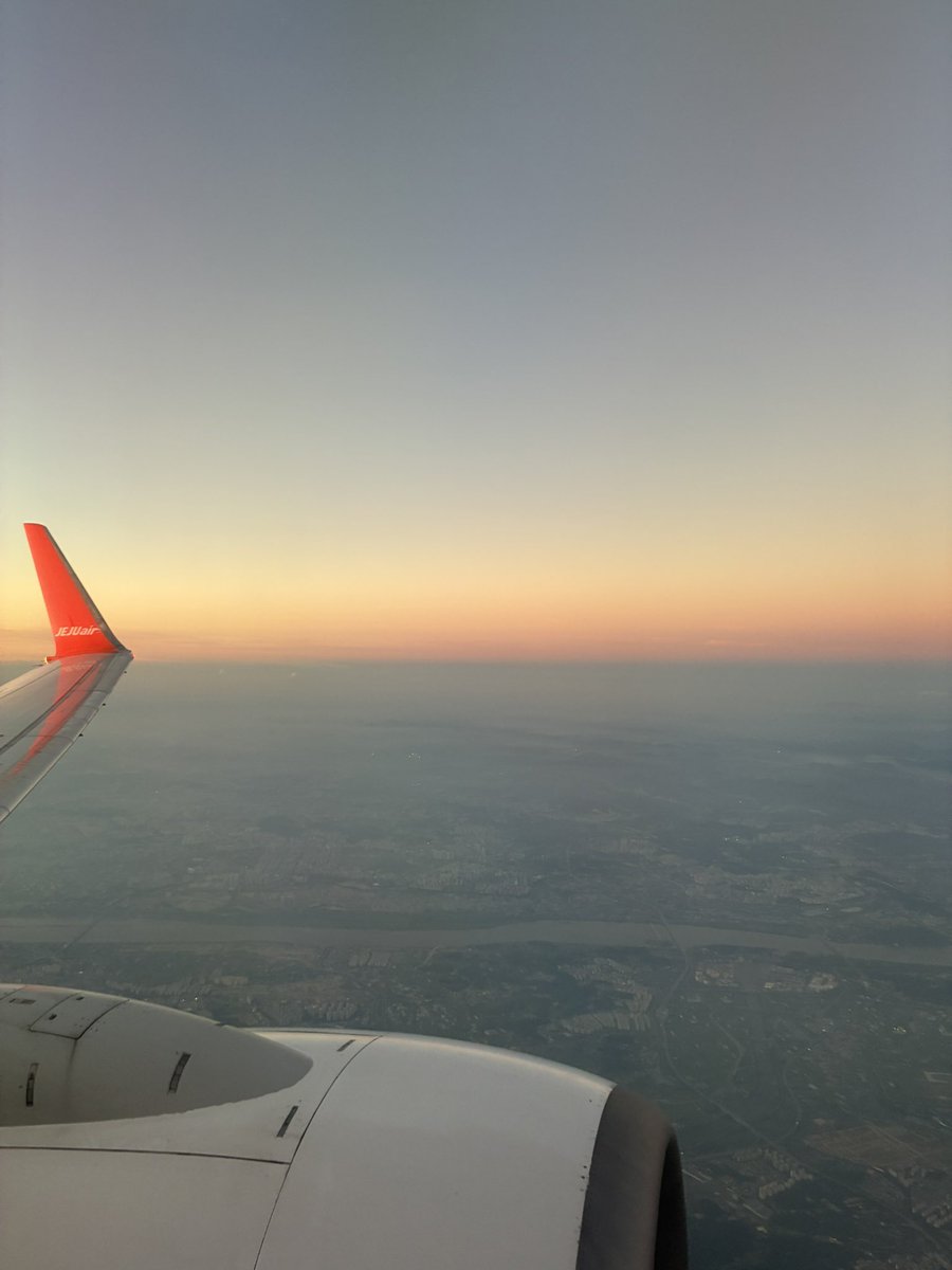 sono_ppppp's tweet photo. 帰りの飛行機からの夕焼けが綺麗だった
飛行機から下を見て、地形と建物の高さ、キラキラ具合でソウル上空を飛んでいることもあそこがあのエリアだなとも分かるようになった
韓国の人はみんなやっぱり優しくて大好き
また早く行きたいな https://t.co/xmjLwVta2a