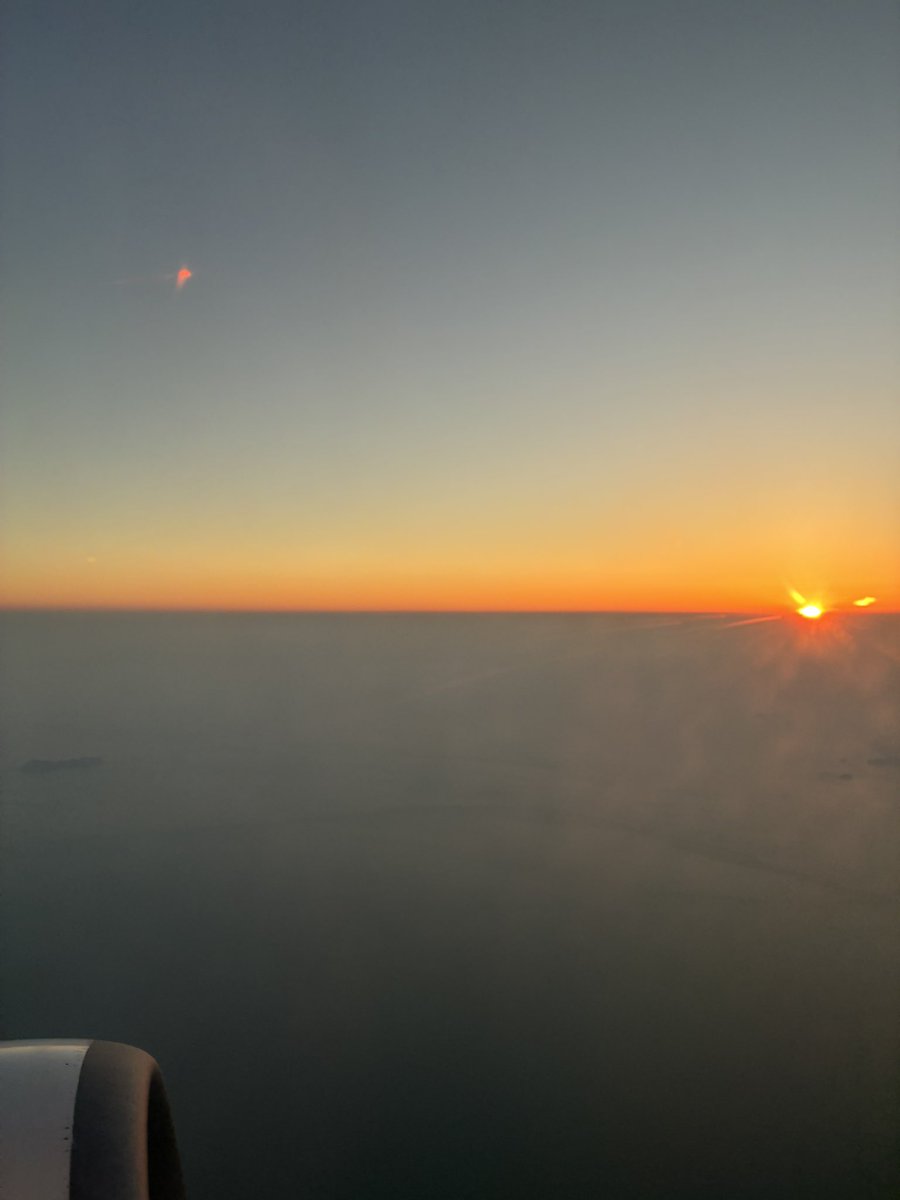 sono_ppppp's tweet photo. 帰りの飛行機からの夕焼けが綺麗だった
飛行機から下を見て、地形と建物の高さ、キラキラ具合でソウル上空を飛んでいることもあそこがあのエリアだなとも分かるようになった
韓国の人はみんなやっぱり優しくて大好き
また早く行きたいな https://t.co/xmjLwVta2a