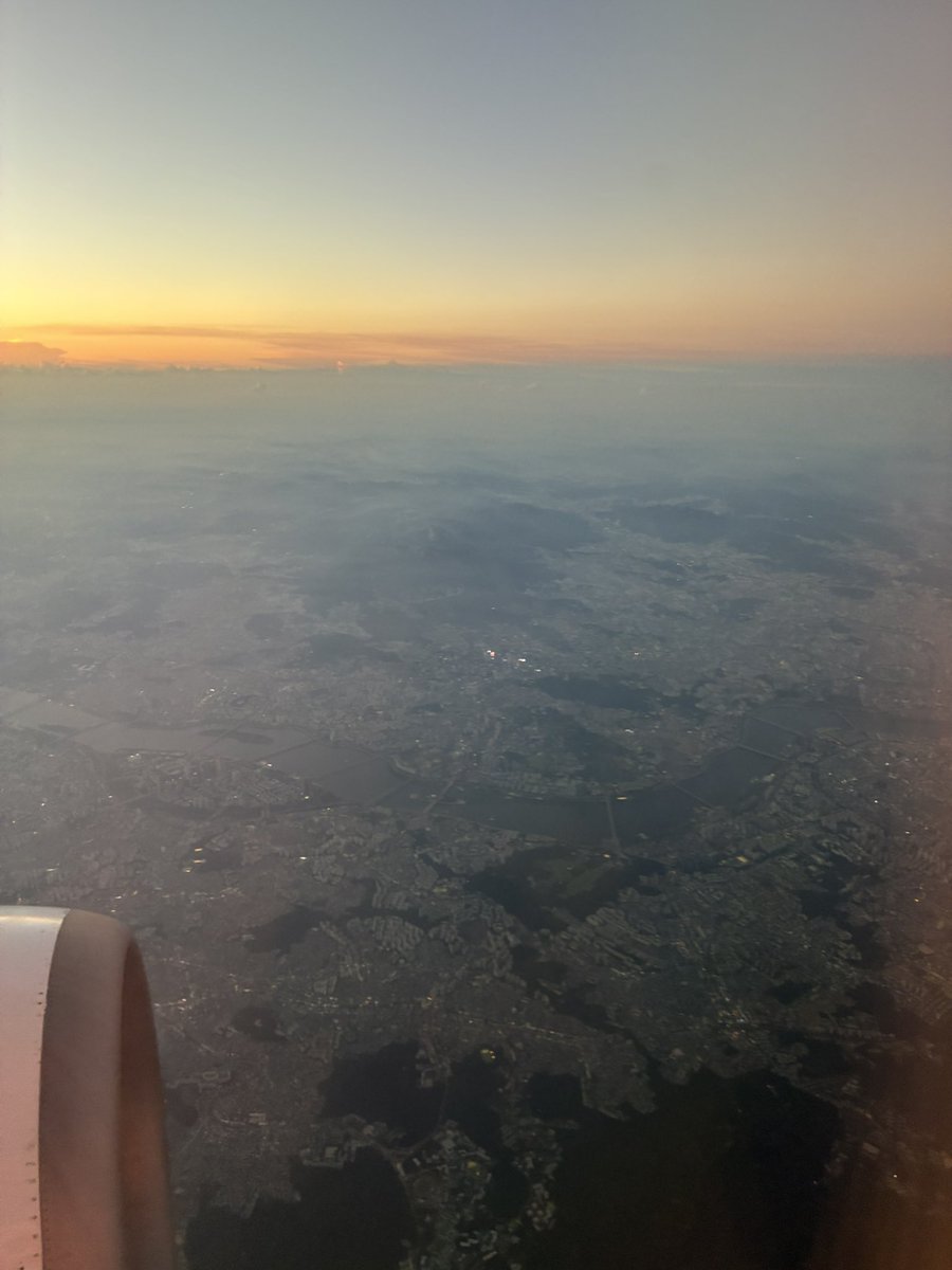 sono_ppppp's tweet photo. 帰りの飛行機からの夕焼けが綺麗だった
飛行機から下を見て、地形と建物の高さ、キラキラ具合でソウル上空を飛んでいることもあそこがあのエリアだなとも分かるようになった
韓国の人はみんなやっぱり優しくて大好き
また早く行きたいな https://t.co/xmjLwVta2a