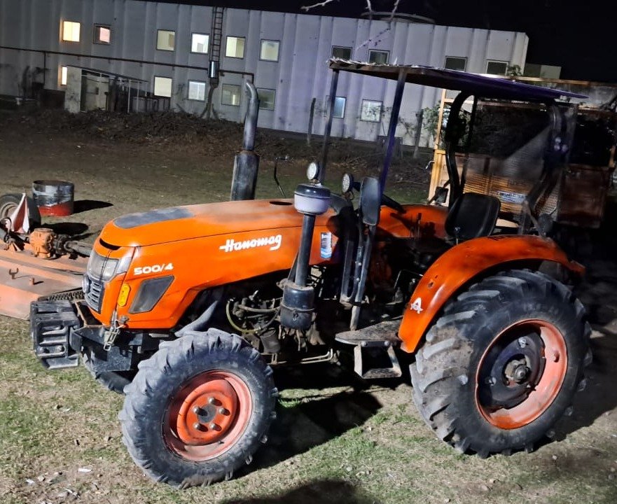 PoliciaCbaOf's tweet photo. Robo frustrado: recuperaron un tractor y un carro

🚜 Durante un operativo nocturno, un tractor y un carro fueron recuperados sobre la Autopista Cba–Rosario km 700.

🚔 Ambos vehículos habían sido sustraídos minutos antes por tres individuos de depósito ubicado sobre la Colectora Sur de la ciudad de Córdoba, tras amenazar al sereno del predio.