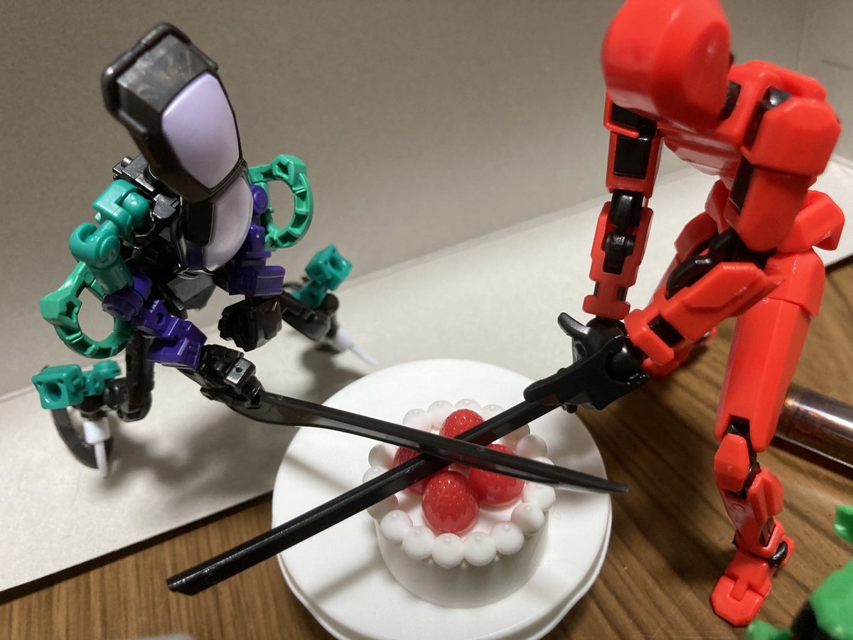 ics_sci's tweet photo. ケーキ切り分けマンズ https://t.co/2oTWbFOmsD