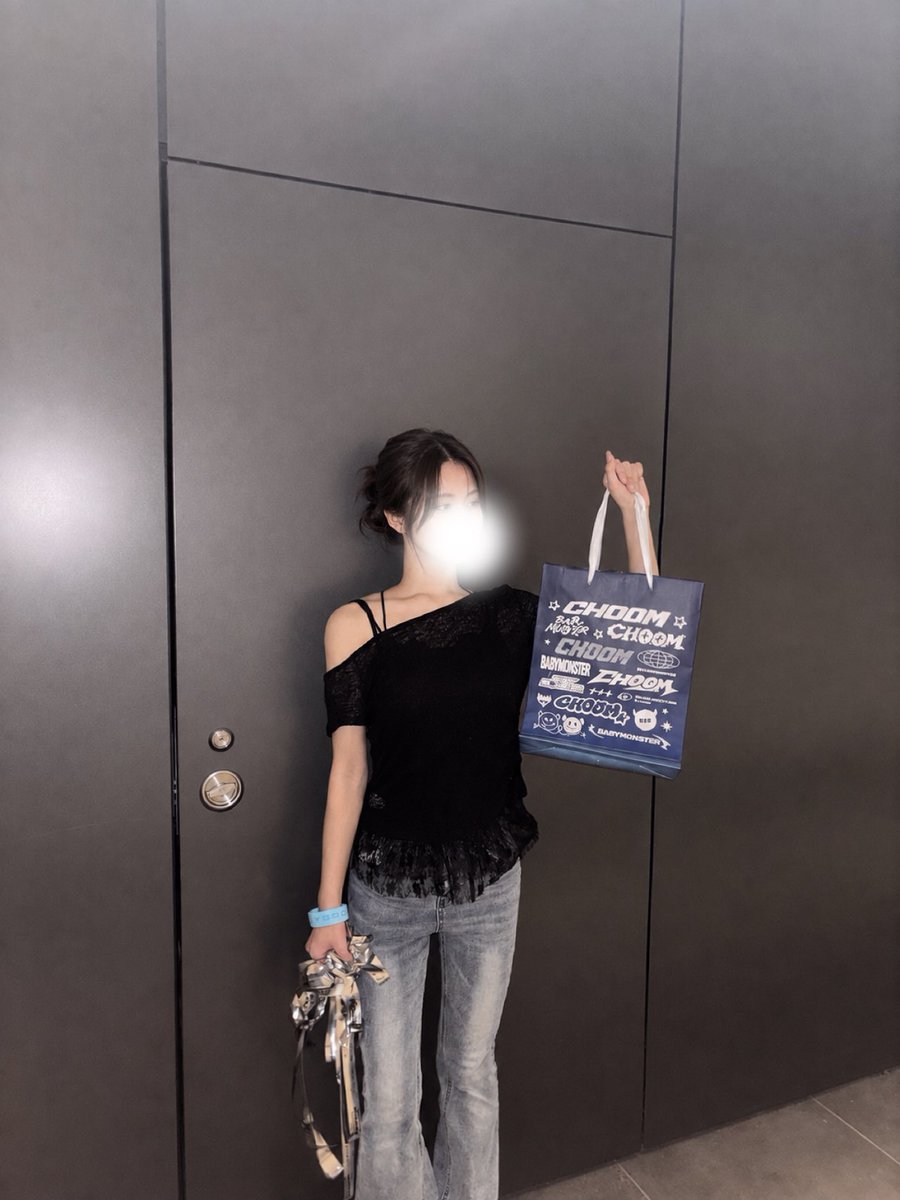 _akubitch's tweet photo. ビンタと3秒だけ見つめるやつと愛嬌
ほとんどやって貰えた🥲🥲

想像を超えるくらいファンサ多いし何より席が目の前だから近すぎて心臓止まる😭
 #BABYMONSTER https://t.co/TYI17xPwJK
