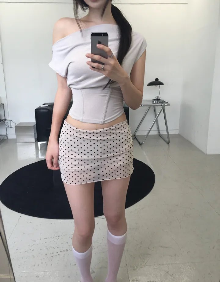 rosienyang's tweet photo. 뉴트럴 멀멀코디˖ ࣪ ⊹𝜗𝜚 
언발 드레이프 티셔츠 + 도트 h라인 스커트
여름뮤트 분들 꼬옥 참고해줬으면. .🩶 https://t.co/ah0tCJtGcm