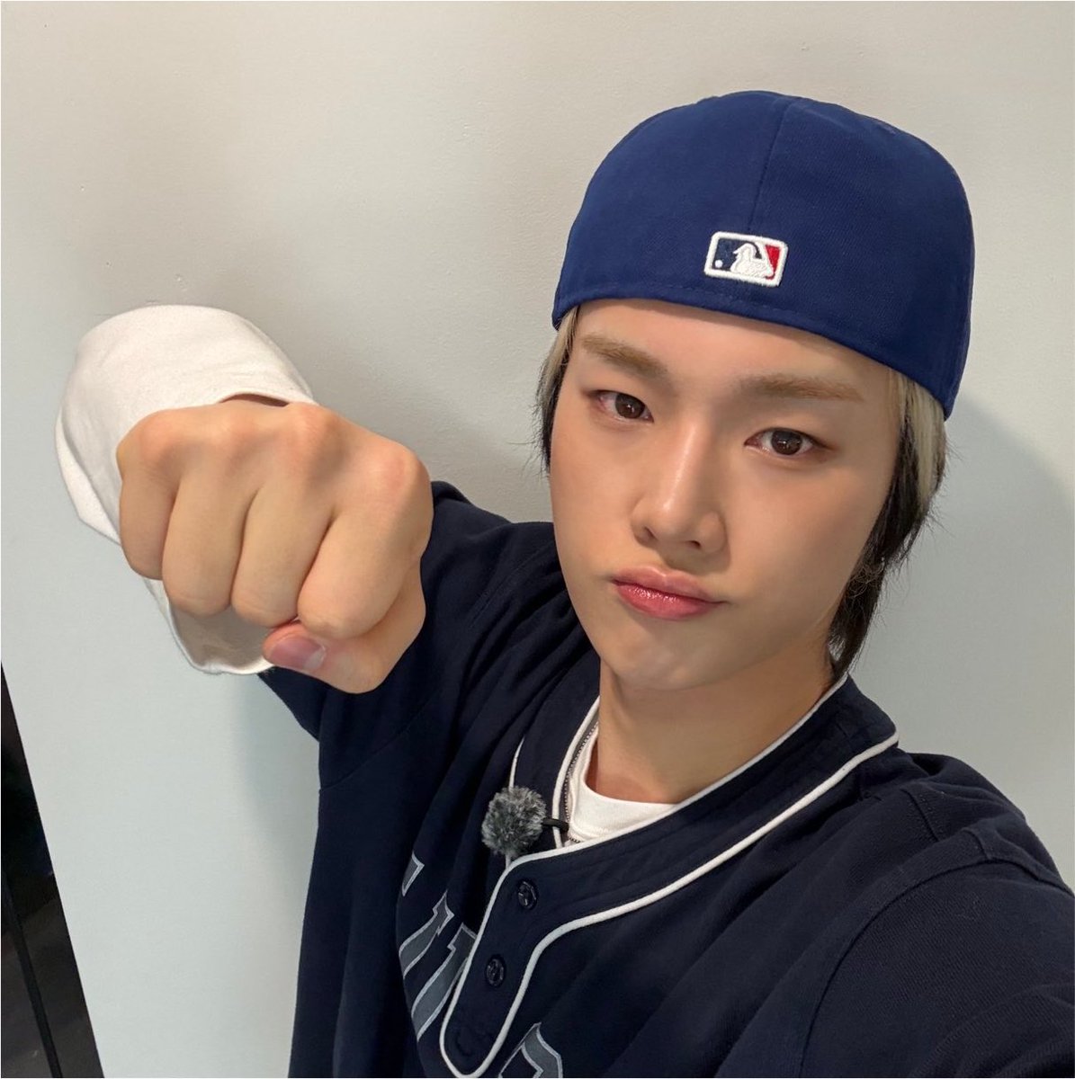 flywithduu's tweet photo. 헐 파란모자쓰면 기여워지나부당 https://t.co/oRIesJRyg3