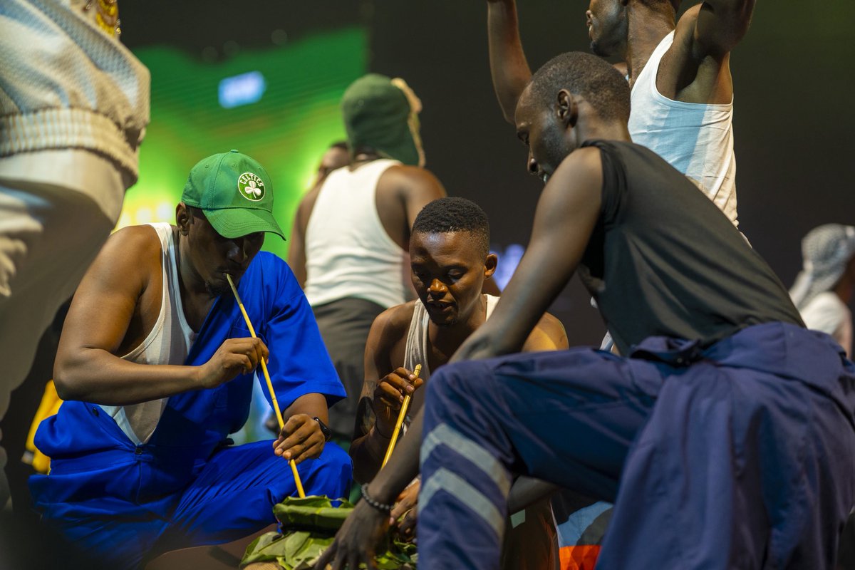 RoyalFMRwanda's tweet photo. '20 Years of King James': Abakunzi b'umuziki banyuzwe n'igitaramo cya mbere
Mu gitaramo '20 Years of King James' cyabaye ku wa 01
Kanama, King James yaririmbye indirimbo ze zakunzwe mu bihe bitandukanye, maze abakunzi be bamuririmbana banagaragaza ibyishimo byinshi.
Nyuma y'igitaramo cya mbere cyagenze neza, King James arongera guhura n'abakunzi be mu kindi gitaramo kibera muri BK Arena, ku mugoroba wo kuri iki Cyumweru.

#RoyalFM