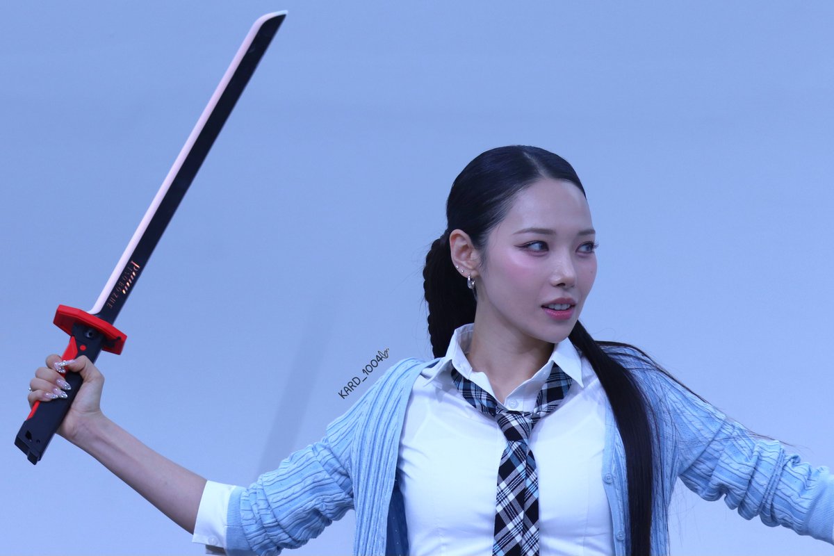 kard_1004's tweet photo. 260802 카드 위드뮤 팬사인회 대면

남매 어너지 ㅋㅋㅋㅋㅋ super siblings energy, the way they were so fascinated with the sword (it changes color, have sound, and also can have fog / smoke coming out of it)

#KARD #HiddenKARD #전지우 #전소민 #JIWOO #SOMIN #비엠 #BM #제이셉 #JSEPH https://t.co/uZ9t76h5du