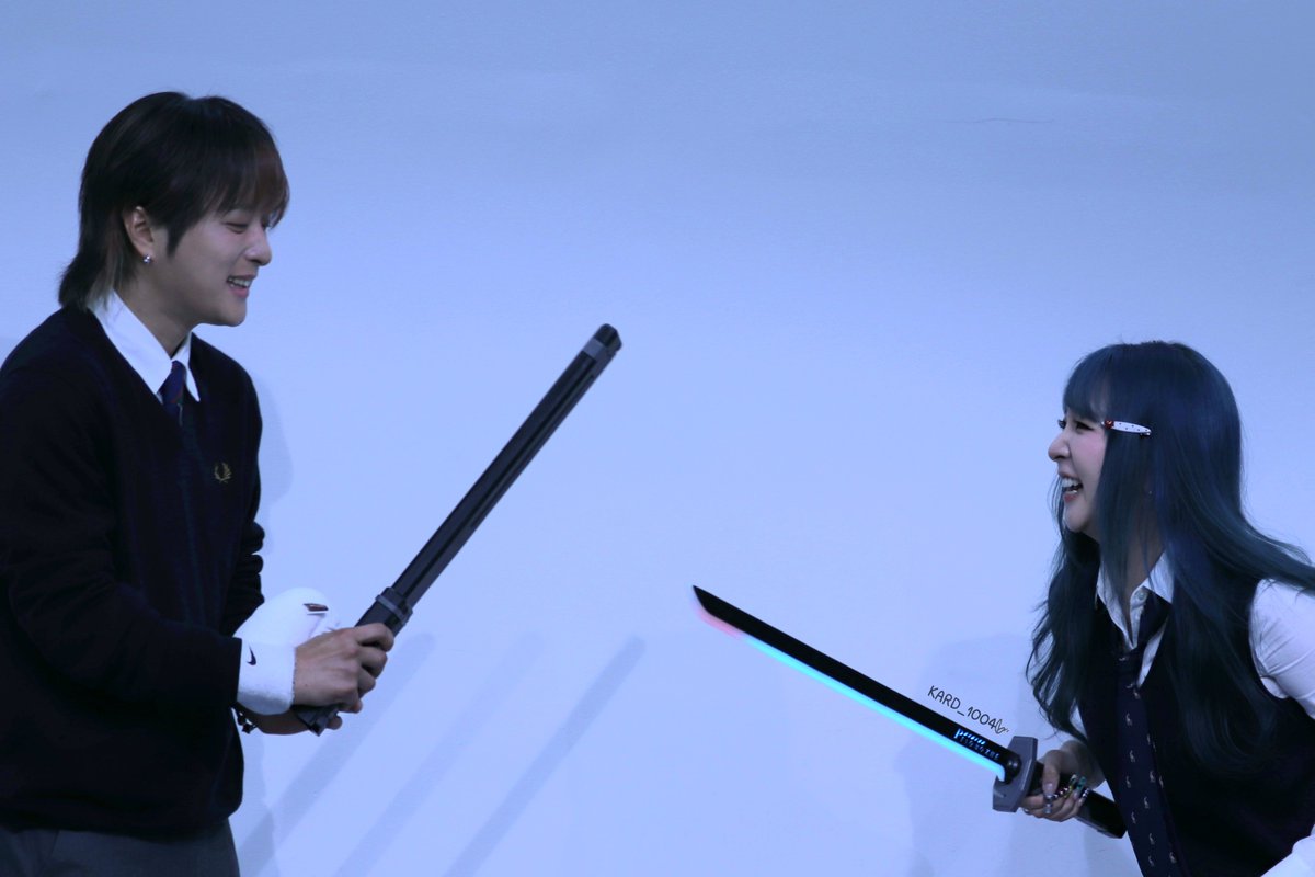 kard_1004's tweet photo. 260802 카드 위드뮤 팬사인회 대면

남매 어너지 ㅋㅋㅋㅋㅋ super siblings energy, the way they were so fascinated with the sword (it changes color, have sound, and also can have fog / smoke coming out of it)

#KARD #HiddenKARD #전지우 #전소민 #JIWOO #SOMIN #비엠 #BM #제이셉 #JSEPH https://t.co/uZ9t76h5du