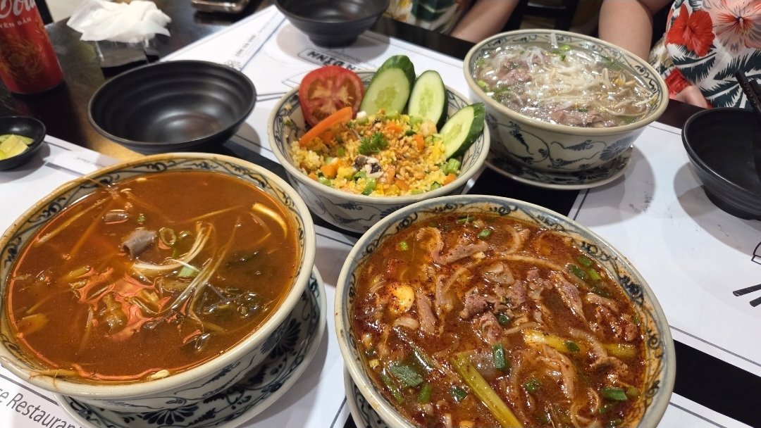 data_study's tweet photo. 📍 껌자딘

선셋타운 근처에 유명한 맛집인 껌자딘!!!!

웨이팅 거의 30분하고 들어갔던것같음.. 진짜 인기많은 맛집

푸꾸옥와서 처음으로 매콤한 국물을 맛봐서 너무 행복했음.. 소고기쌀국수 등 매콤한 국물류가 있는곳!!

개인적으로는 분짜랑 반쎄오는 푸꾸옥에서 먹었던 식당중에서 제일 맛있었다... 야채도 너무 신선하고 소스도 너무맛있음... 

전체적으로 메뉴 퀄리티가 높아서 분짜, 반쎄오는 꼭 먹고 각자 먹고싶은거 시키면 된다!! 강추

⭐️ 추천메뉴 : 분짜, 반쎄오