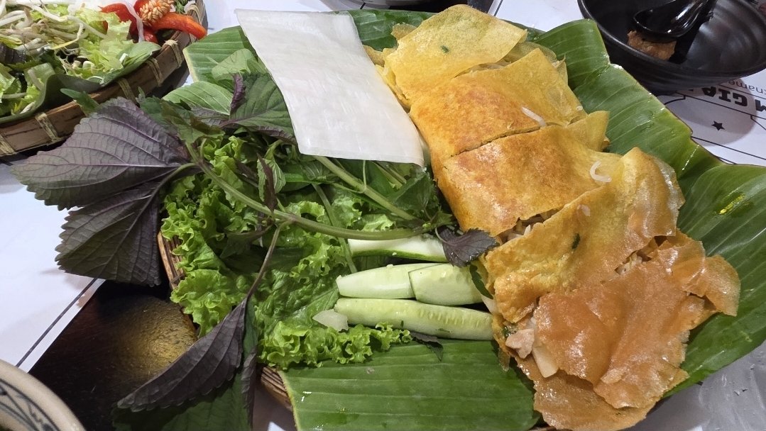 data_study's tweet photo. 📍 껌자딘

선셋타운 근처에 유명한 맛집인 껌자딘!!!!

웨이팅 거의 30분하고 들어갔던것같음.. 진짜 인기많은 맛집

푸꾸옥와서 처음으로 매콤한 국물을 맛봐서 너무 행복했음.. 소고기쌀국수 등 매콤한 국물류가 있는곳!!

개인적으로는 분짜랑 반쎄오는 푸꾸옥에서 먹었던 식당중에서 제일 맛있었다... 야채도 너무 신선하고 소스도 너무맛있음... 

전체적으로 메뉴 퀄리티가 높아서 분짜, 반쎄오는 꼭 먹고 각자 먹고싶은거 시키면 된다!! 강추

⭐️ 추천메뉴 : 분짜, 반쎄오