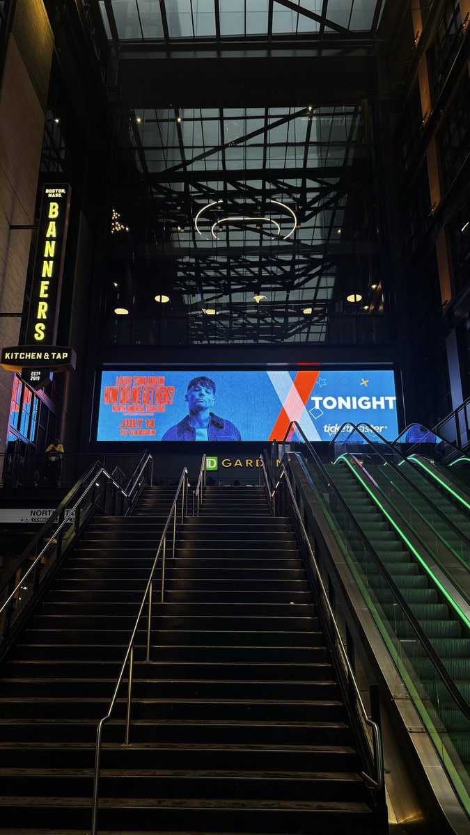AnandiManya's tweet photo. guys.. after years of him playing in boston when i’m in india and india when im in boston… i FINALLY SAW HIM https://t.co/c0CGRtqIhQ