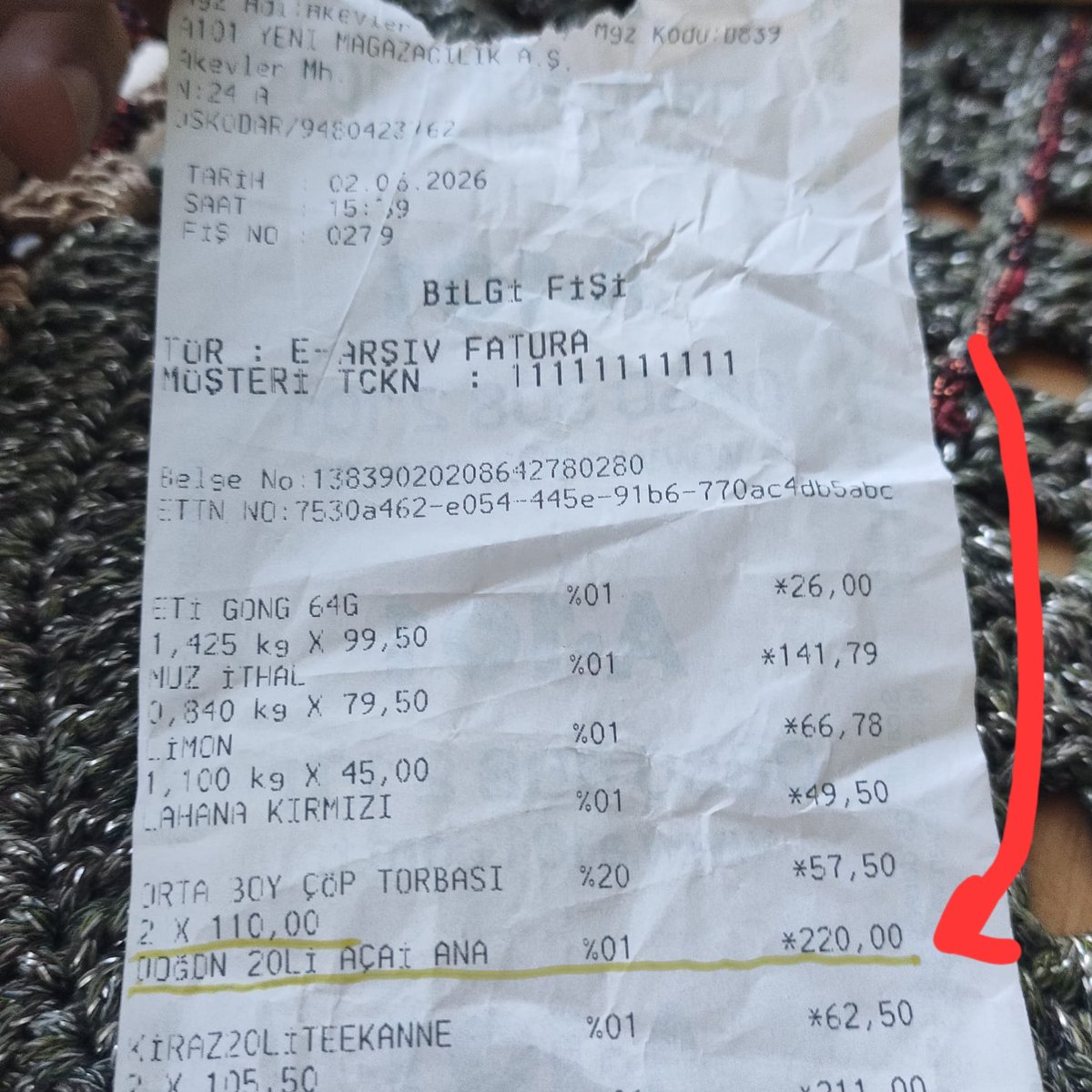 bugrabugdays's tweet photo. a101'de etiket fiyatı 69₺ olan ürüne kasada 110₺ aldılar. Sonradan fark edince dönüp fiyata itiraz ettik. 2 personel hakaret edip annemi ittirip fişi buruşturup üstümüze attılar. Akevler a101'de hem etiket usulsüzlüğü yapıp hem de müşteriye saldırıyorlar
@A101iletisim @ticaret https://t.co/zySzqxJsis
