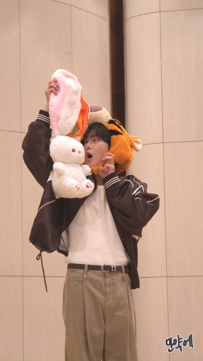 fairysanha0321's tweet photo. 어흥🐯🐰

#윤산하 #ユンサナ #YOONSANHA https://t.co/piK25JHik2