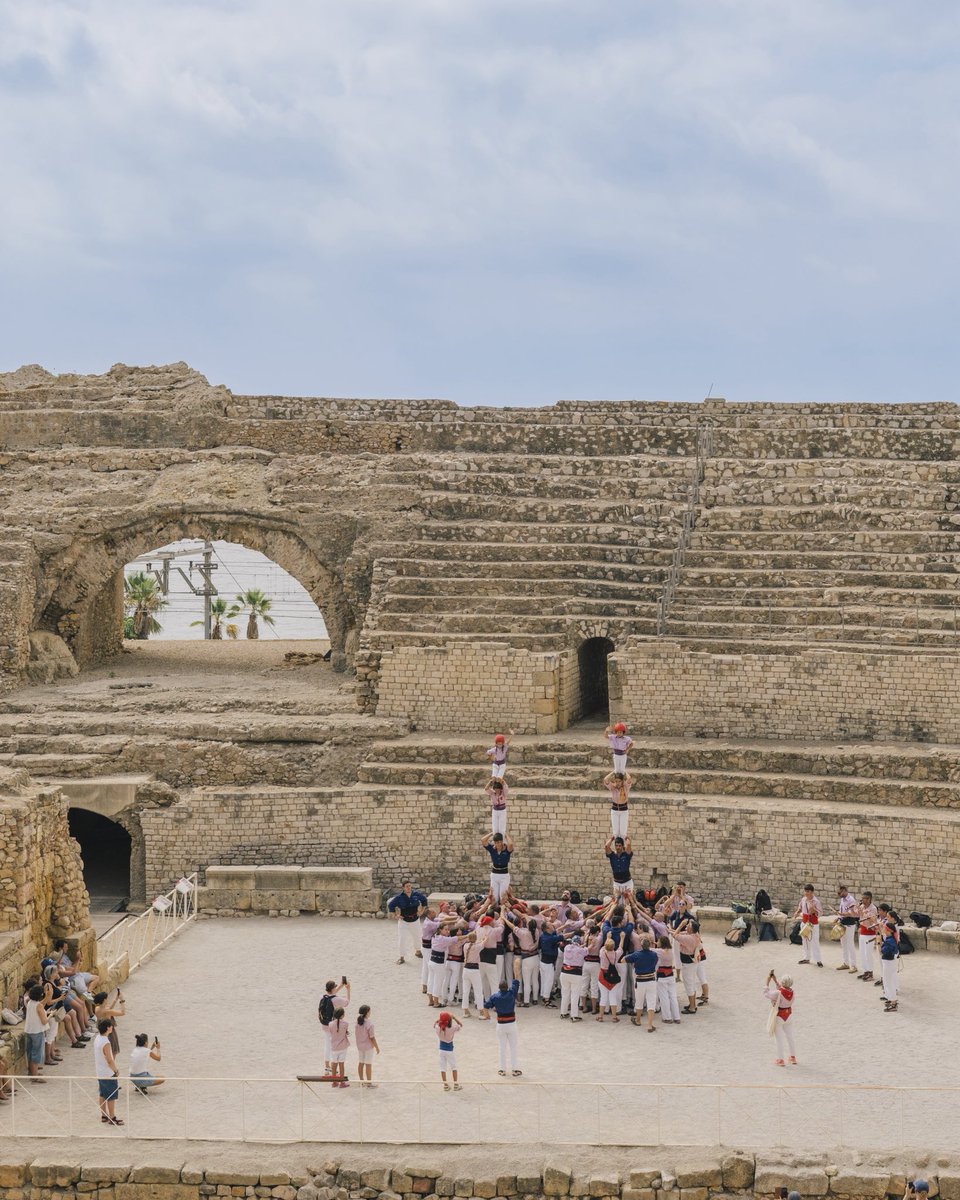 xiquetstgn's tweet photo. Tarragona pot explicar la seva història de moltes maneres. Una d’elles és, des de fa cent anys, a través dels #castells 

Dins dels actes del nostre centenari, els Xiquets de Tarragona hem volgut recórrer la ciutat aixecant pilars als espais més emblemàtics de casa nostra. https://t.co/kVjFSQuSIy