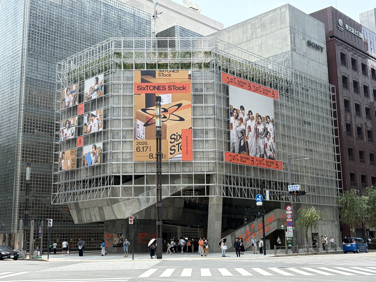 sw_dvt's tweet photo. 遅れましたが本日のメインイベント、銀座でストストブチかましてきました！ #SixTONES_STock https://t.co/xvG4xMHvTr