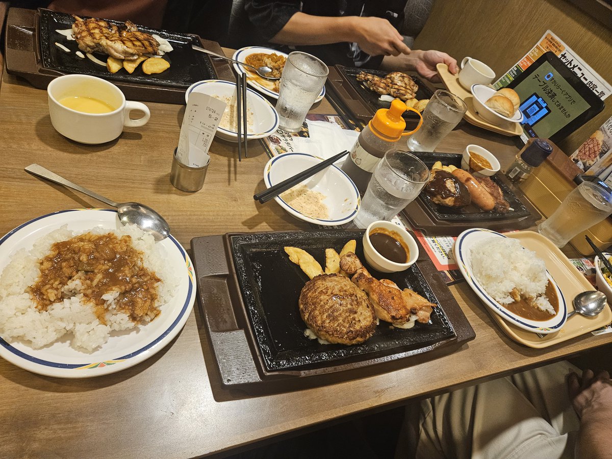 maepyon0330's tweet photo. もかさん   いのうえくん  ふぇるなくん
お疲れ様 https://t.co/FiW46oaBKe