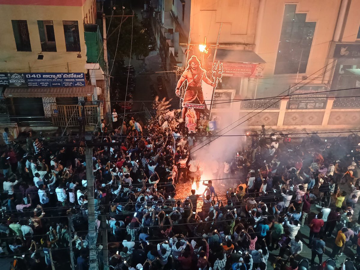 MaheshBabuNews's tweet photo. Superstar @urstrulyMahesh’s Cutout launch by Vijayawada DHFMs. 

Rudhra @urstrulyMahesh 🔱

 #SuperstarBday Month.. Aug 9 💥💥💥

#VARANASI 🏹 https://t.co/jidGByhBaq