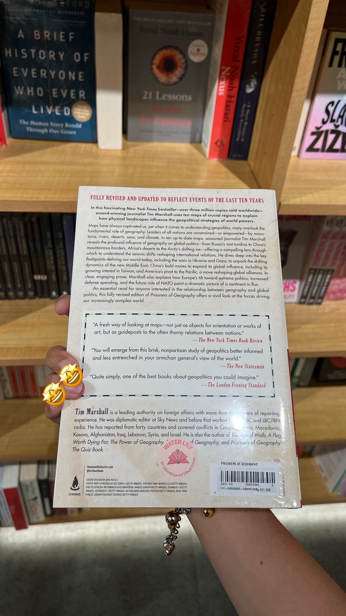 karimakayyi's tweet photo. Beberapa bulan lalu banyak yg ngeluh buku yg aku rekomendasikan ini belum masuk di Indo, sekarang udah ada di Gramedia!!! 🤩 https://t.co/lwFpYXGidW