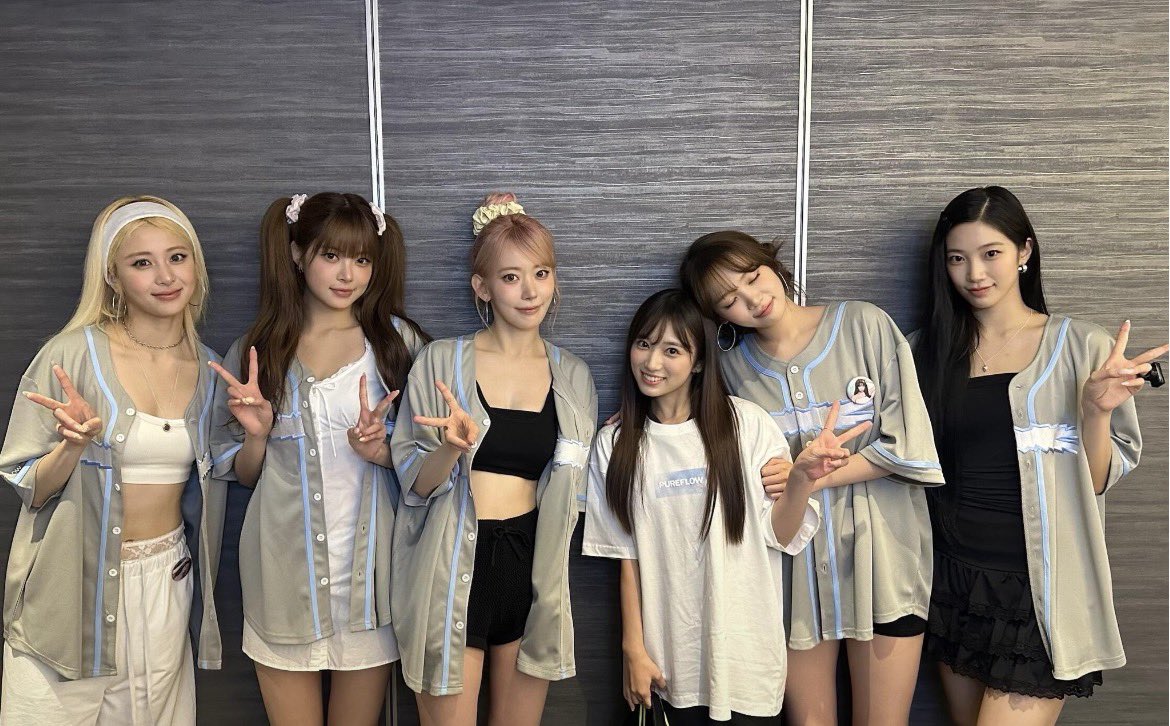sserapics's tweet photo. LE SSERAFIM with nako actress at LE SSERAFIM CONCERT🖤 https://t.co/bZ41eK4KwA