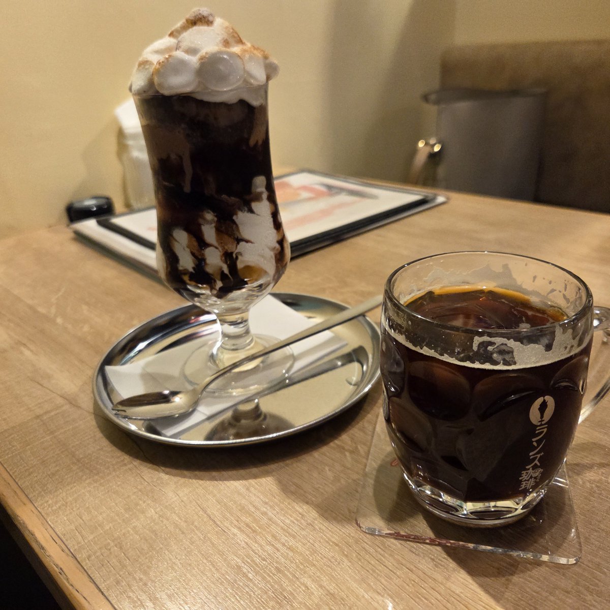 rockparty37's tweet photo. ちなみに金曜日、ランズカフェでパフェ！うまかったなー。
しょっちゅういきたいけどな。
まじで！でも太るからほどよく。 https://t.co/w1NDXjoCue