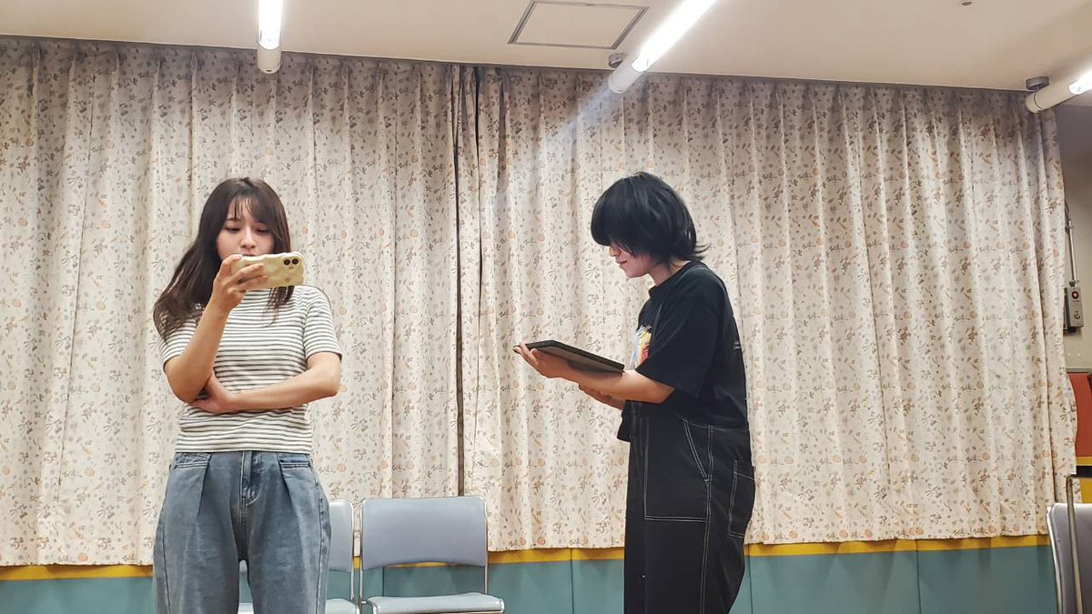 un_mar_aredesu's tweet photo. #ギャラキュー 稽古！
３つの物語からなるSFコメディ！

現在ありがたいことにお席が埋まりつつあります！
ぜひお早めのご予約を！

【残席状況】
8/28(金)
・19:30　◎余裕あり！

8/29(土)
・12:30　○半分以下！
・18:30　△残りわずか！

8/30(日)
・12:00　○半分以下！
・15:30　×完売！

ぜひ応援したいキャストの窓口からご予約ください！(五十音順)

劇団〈窓口〉
https://t.co/weMWGeNNpz

葵P〈窓口〉
https://t.co/ZPmEiqlBqA

一ノ瀬あいみ〈窓口〉
https://t.co/LVVxzNyeTJ

斎月七斗〈窓口〉
https://t.co/6jgy1D9xl8

小谷勇太〈窓口〉
https://t.co/jeEFlO4DsL

才門大士〈窓口〉
https://t.co/cFIo0ZTs8s

佐伯龍〈窓口〉
https://t.co/fGakvPYQZD

中川千代〈窓口〉
https://t.co/3RMrO1r2Dk

ハラマサ〈窓口〉
https://t.co/1yRDQv4rIY

612〈窓口〉
https://t.co/zlM6MfiBLu

山田岳功〈窓口〉
https://t.co/t23pvf9vH6

てらきたかつき☆〈窓口〉
https://t.co/04GzZHgQ5A