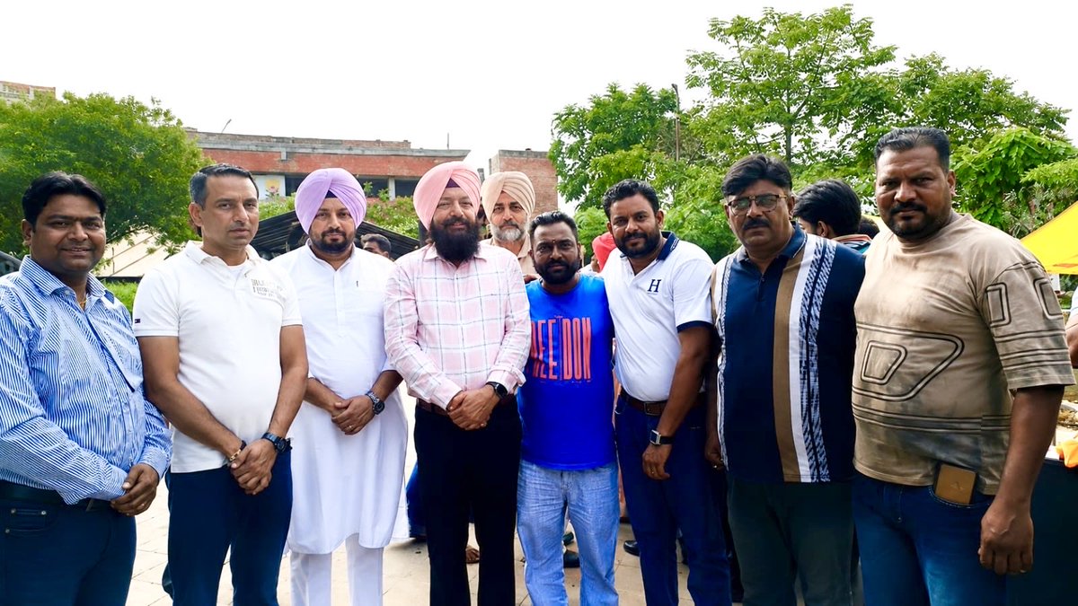 SarabjotASR's tweet photo. 02 ਅਗਸਤ 2026 
ਆਮ ਆਦਮੀ ਪਾਰਟੀ ਅੰਮ੍ਰਿਤਸਰ ਦੇ ਜ਼ਿਲ੍ਹਾ ਪ੍ਰਧਾਨ ਸਰਦਾਰ ਸਰਬਜੋਤ ਸਿੰਘ ਧੰਜਲ ਜੀ ਅਤੇ ਮੇਅਰ ਜਤਿੰਦਰ ਸਿੰਘ ਮੋਤੀ ਭਾਟੀਆ ਜੀ ਨੇ ਅੱਜ ਭੰਡਾਰੀ ਪੁੱਲ ਵਿਖੇ ਸਫ਼ਾਈ ਸੇਵਕਾਂ ਵੱਲੋਂ ਕੀਤੀ ਜਾ ਰਹੀ ਭੁੱਖ ਹੜਤਾਲ ਦੌਰਾਨ ਉਨ੍ਹਾਂ ਨਾਲ ਮੁਲਾਕਾਤ ਕੀਤੀ ਅਤੇ ਉਨ੍ਹਾਂ ਦੀਆਂ ਸਮੱਸਿਆਵਾਂ ਤੇ ਮੰਗਾਂ ਨੂੰ ਧਿਆਨ ਨਾਲ ਸੁਣਿਆ। https://t.co/UckYx5ask2