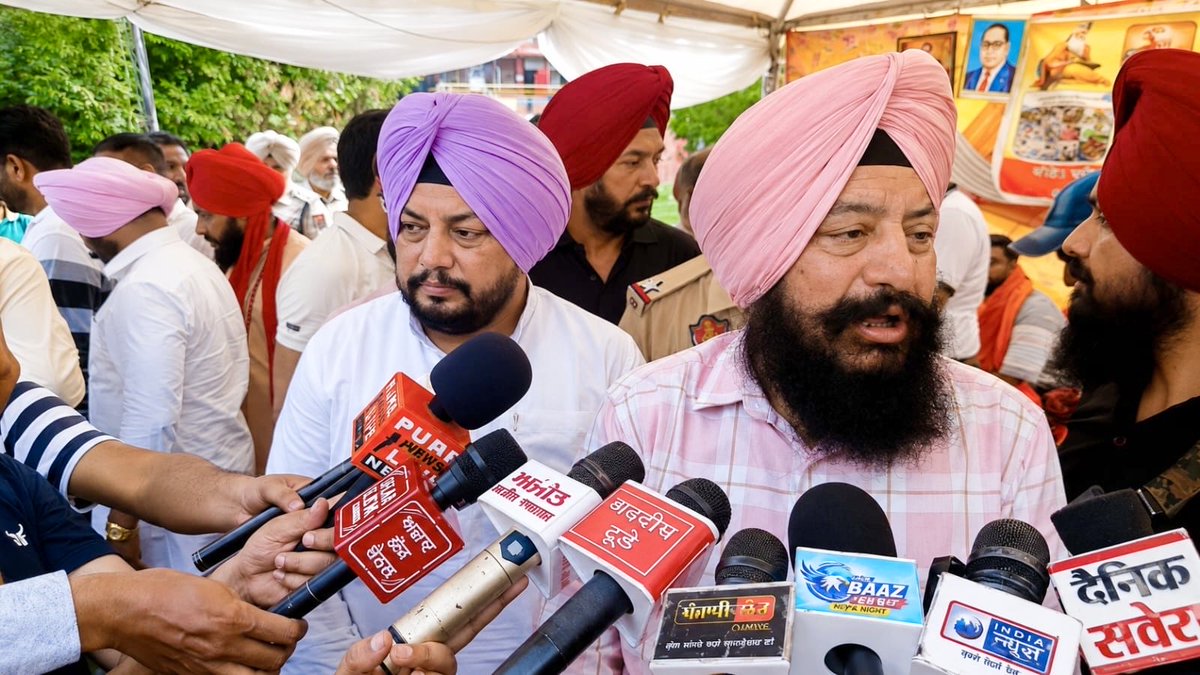 SarabjotASR's tweet photo. 02 ਅਗਸਤ 2026 
ਆਮ ਆਦਮੀ ਪਾਰਟੀ ਅੰਮ੍ਰਿਤਸਰ ਦੇ ਜ਼ਿਲ੍ਹਾ ਪ੍ਰਧਾਨ ਸਰਦਾਰ ਸਰਬਜੋਤ ਸਿੰਘ ਧੰਜਲ ਜੀ ਅਤੇ ਮੇਅਰ ਜਤਿੰਦਰ ਸਿੰਘ ਮੋਤੀ ਭਾਟੀਆ ਜੀ ਨੇ ਅੱਜ ਭੰਡਾਰੀ ਪੁੱਲ ਵਿਖੇ ਸਫ਼ਾਈ ਸੇਵਕਾਂ ਵੱਲੋਂ ਕੀਤੀ ਜਾ ਰਹੀ ਭੁੱਖ ਹੜਤਾਲ ਦੌਰਾਨ ਉਨ੍ਹਾਂ ਨਾਲ ਮੁਲਾਕਾਤ ਕੀਤੀ ਅਤੇ ਉਨ੍ਹਾਂ ਦੀਆਂ ਸਮੱਸਿਆਵਾਂ ਤੇ ਮੰਗਾਂ ਨੂੰ ਧਿਆਨ ਨਾਲ ਸੁਣਿਆ। https://t.co/UckYx5ask2