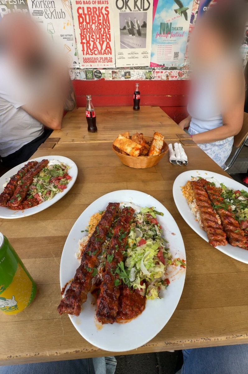 jnas2c's tweet photo. warum setzt der kellner die an unseren tisch und wieso fühle ich mich wie auf einem cuck stuhl https://t.co/ojKQMouZkK