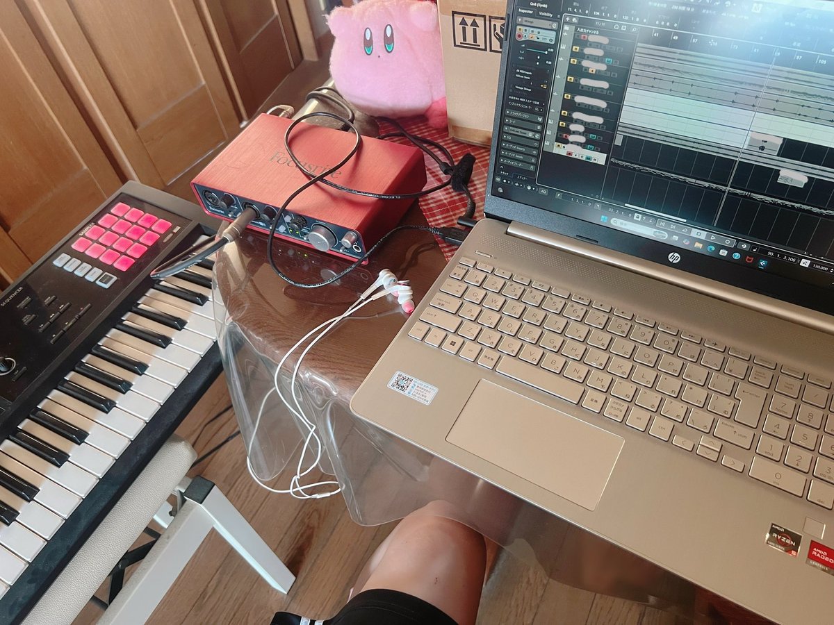 saki1106AM's tweet photo. 今日も今日とて( ˙꒳​˙ *)♪

クーラー苦手やから作業部屋にクーラー無いんやけど、あまりにも暑すぎて集中できないからクーラー付いてるリビングのど真ん中に機材設置した📦
母が通りにくそうで可哀想( ˙꒳​˙ *) https://t.co/4QkMF18hRx