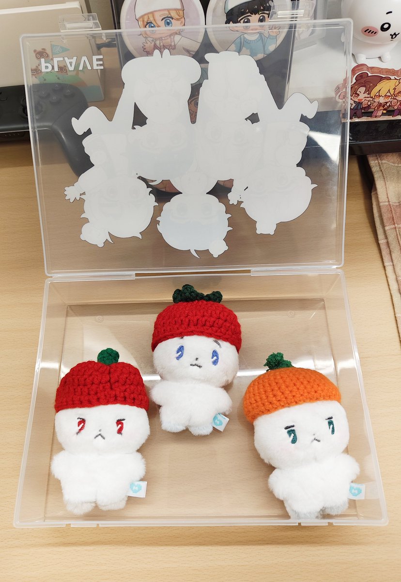 micona1230's tweet photo. NiCE 新品發表No.1，Plave全員 A5盒子~💙💜🩷❤️🖤
可以躺2隻大MMMM，但蓋不太下去？？
也可以躺小隻MMMM，蓋的下去？？🤣
之後幾天還有新品發表，敬請期待~🥹

#NiCE #Plave https://t.co/MxpouPDuBZ