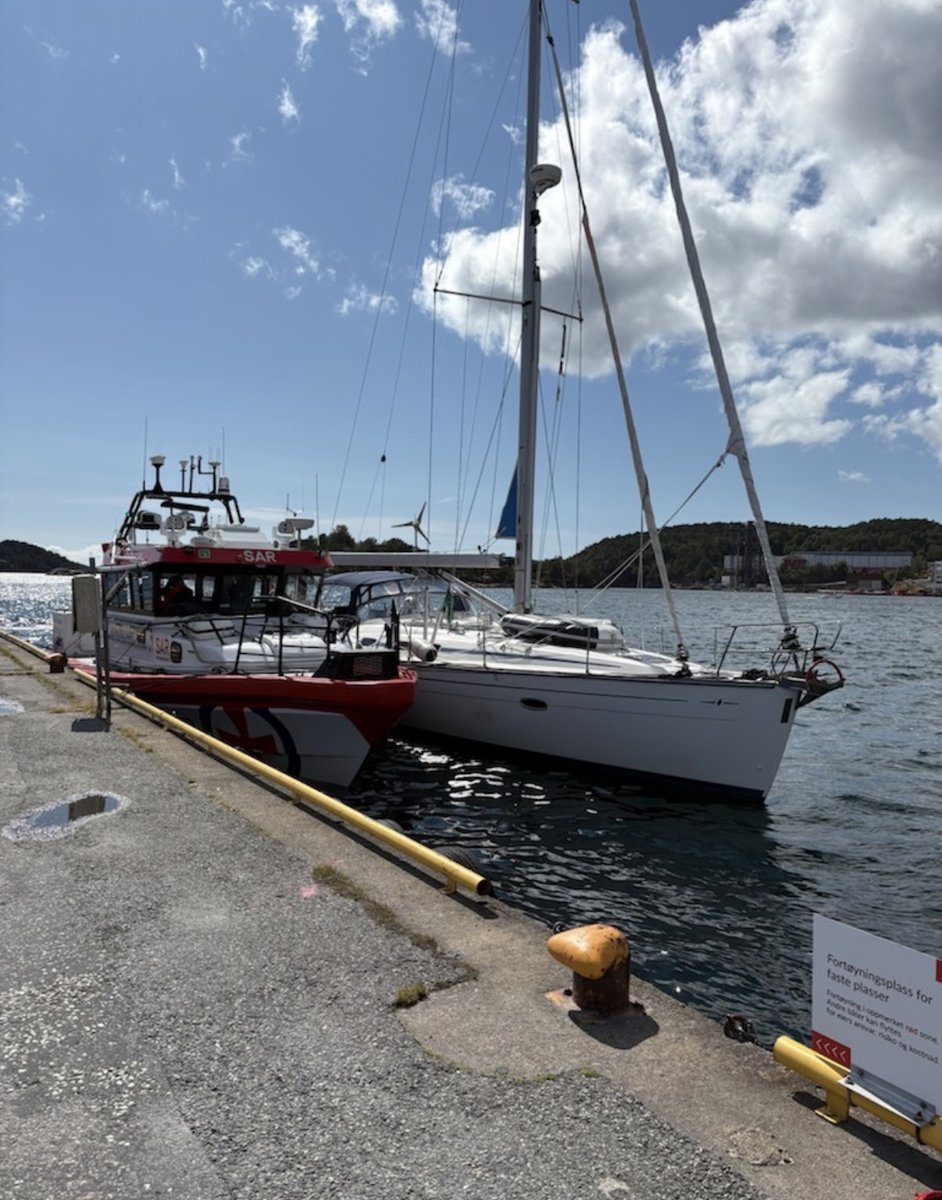 NSSR's tweet photo. Seilbåten som gikk på grunn er slept til land av #redningsskøyta «Bendt R. Rasmussen». Foto: RS «Bendt R. Rasmussenb/Redningsselskapet https://t.co/8txlRcK4CQ