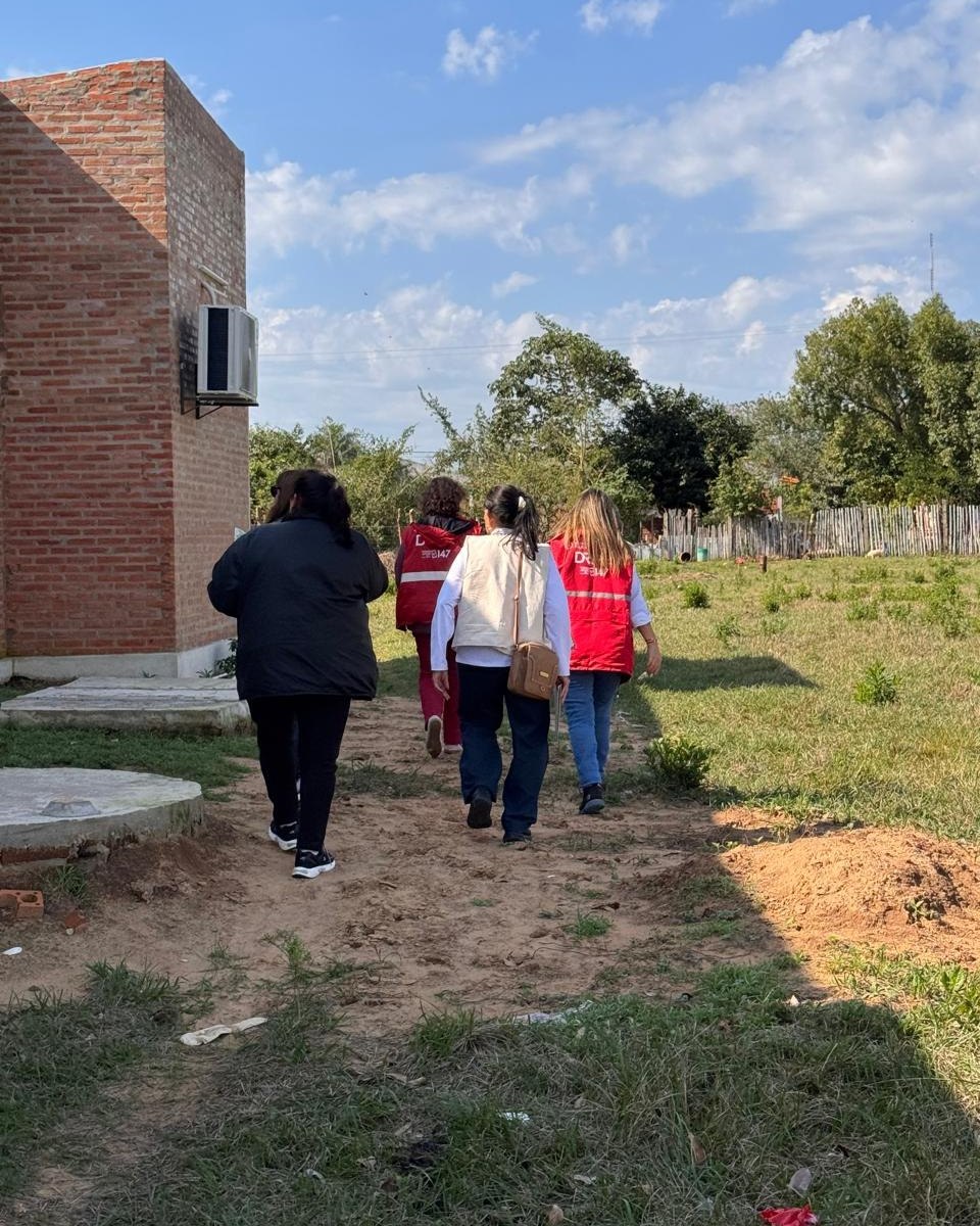 rnpy920am's tweet photo. 👉 La viceministra, Verónica Argüello, de Desarrollo Regional, visitó la obra de construcción del nuevo Espacio de Cuidado del #ProgramaAbrazo en Cerrito, Ñeembucú, próxima a inaugurarse.
📸 @MINNAParaguay https://t.co/cDPw8P6eNE