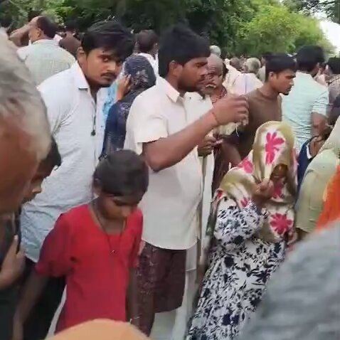NitinGupta7f's tweet photo. बदायूं : खेत से लौट रहे किशोर को कैंटर ने कुचला साईकिल सवार किशोर को तेज रफ़्तार कैंटर ने कुचला

किशोर की मौके पर हुई दर���दनाक मौत
सूचना पर पहुँची पुलिस, मौके से भाग रहे कैंटर को पकड़ा उघेती थाना क्षेत्र के स्वरुपपुर गांव का पूरा मामला

@budaunpolice @Uppolice https://t.co/G9wQ3GpLOz