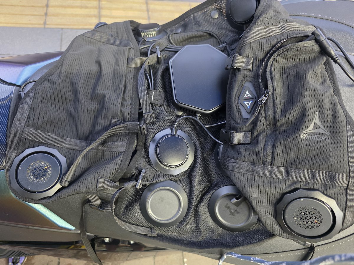 StrM73332839's tweet photo. 1ヶ月ぶりにTmaxで通勤
バッテリーの充電と
ワークマンのペルチェベストPRO3 5ペルチェをメットインのUSB-C接続での動作テスト
動作はうまくいった
5V3Aで75%能力
これで真夏のツーリングでも冷え冷えです
予定は無いんだけどね https://t.co/p6Zx6XFi0U