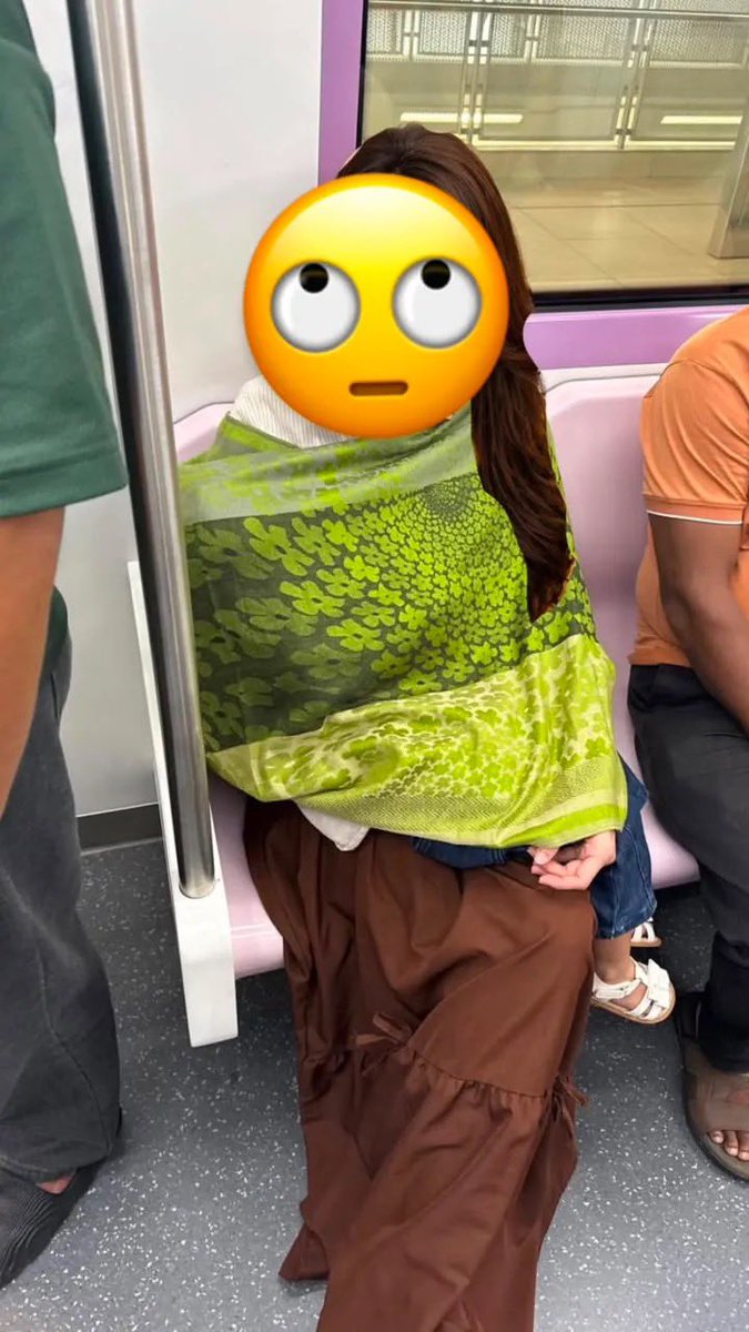 piala_talk's tweet photo. Aku juga perempuan, tapi jujur agak malu kalau nyusuin anak di dalam MRT depan banyak orang. Kalau bisa sih nunggu turun dulu terus cari tempat yang lebih tertutup. Soalnya menurutku menyusui juga termasuk aurat. 😅 https://t.co/Y1biwnFxGq