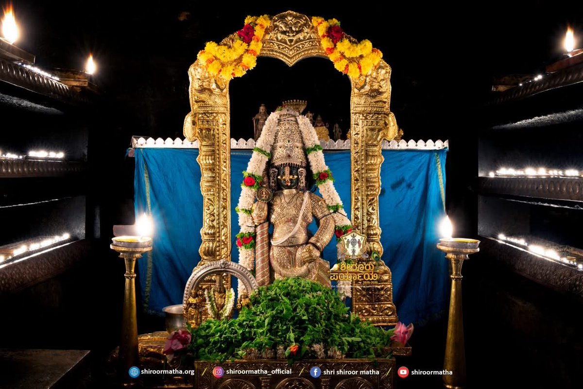 ShriUdupi's tweet photo. 02/08/26
Udupi Shree Krishna Mukhyaprana Darshana.
ಶೀರೂರು ಪರ್ಯಾಯ
*ಸುವರ್ಣ ಮಂಟಪಸ್ಥ ವಜ್ರಧರ* ಅಲಂಕಾರ
*SUVARNAMANTAPASTHA VAJRADHARA* https://t.co/whQMhj0o97