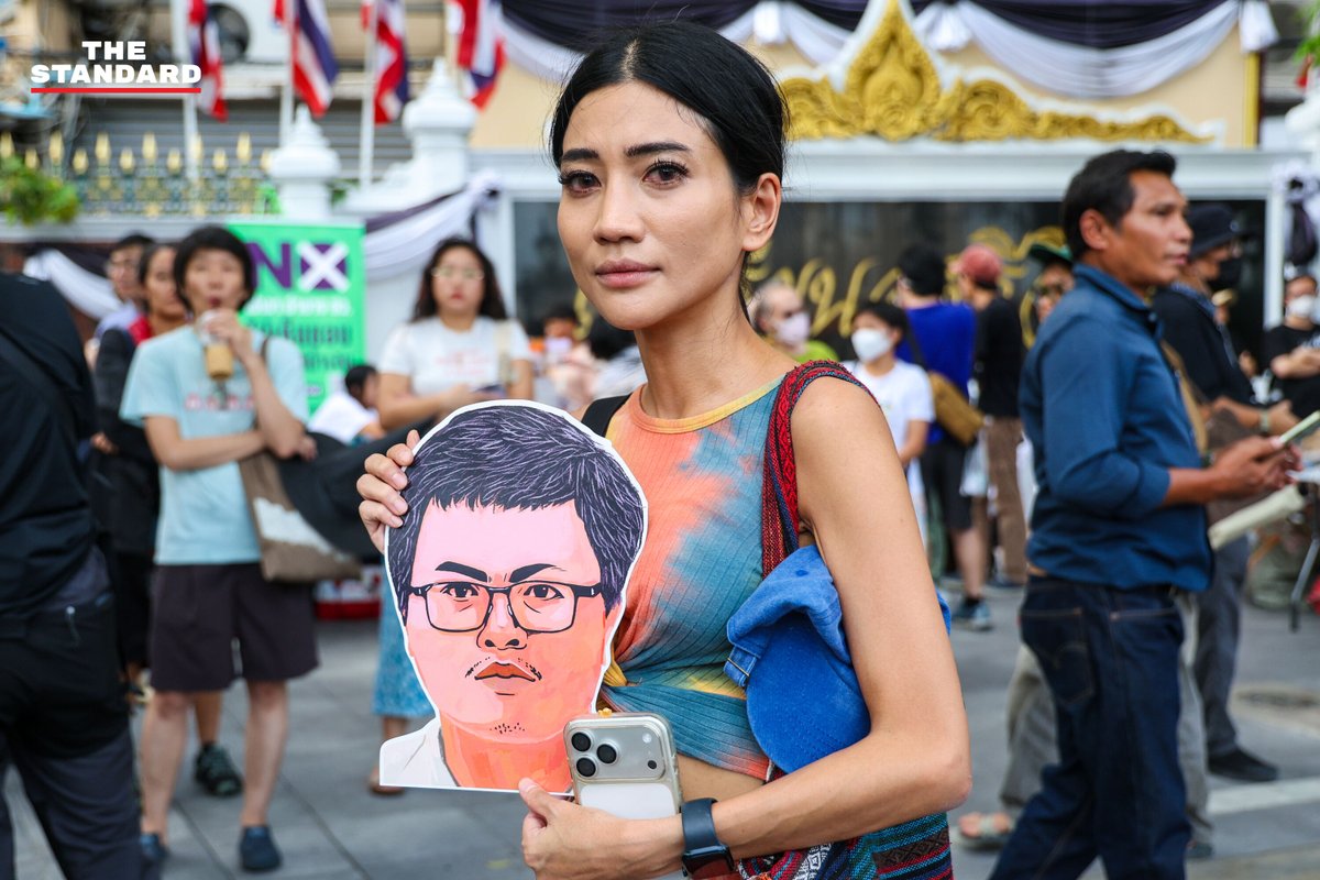 thestandardth's tweet photo. ‘ม็อบแฮร์รี่พอตเตอร์’ อ่านจดหมาย ‘อานนท์ นำภา’ จากเรือนจำ ชวนลงชื่อรื้อมรดกรัฐประหาร-ต้าน ‘ระบอบสีน้ำเงิน’ 

วันนี้ (2 สิงหาคม) ครบ 3 ปีหลังการชุมนุม ‘ม็อบแฮร์รี่พอตเตอร์’ ที่เคยกลายเป็นหมุดหมายสำคัญของการเคลื่อนไหวทางการเมือ�� กลุ่มผู้ชุมนุมกลับมาปักหลักที่อนุสาวรีย์ประชาธิปไตยอีกครั้งในวันนี้ (2 สิงหาคม) ภายใต้ธีม ‘จดหมายจากคุกอัซคาบัน’ เพื่อส่งเสียงแทนผู้ต้องขังคดีการเมือง โดยเฉพาะ อานนท์ นำภา อดีตแกนนำผู้ชุมนุมที่ปัจจุบันถูกคุมขังอยู่ในเรือนจำ พร้อมเชื่อมการรำลึกในอดีตเข้ากับการรณรงค์ผลักดันการแก้ไขกฎหมายและโครงสร้างทางการเมืองในปัจจุบัน

ไฮไลต์ของกิจกรรมอยู่ที่การอ่านจดหมายเปิดผนึกจาก อานนท์ นำภา ซึ่ง ธัชพงศ์ แกดำ เป็นผู้อ่านบนเวที โดยอานนท์ระบุว่า แม้จะถูกพิพากษาจำคุกรวม 32 ปี แต่คำพิพากษาไม่อาจหยุดยั้งอุดมการณ์ได้ พร้อมยืนยันว่าความจริงจะเป็นผู้ตัดสินสิ่งที่เขาเคยพูดไว้ตั้งแต่การชุมนุมปี 2563 ในท้ายจดหมาย เขาส่งกำลังใจถึงผู้ร่วมอุดมการณ์ โดยระบุว่า ‘ความยากลำบากในคุกไม่ได้ทำให้ผมเปลี่ยนไป แต่เป็นบททดสอบให้ผมแข็งแรงและชัดเจนกว่าเดิม’ พร้อมขอให้ทุกคนรักษาความหวังไว้จนกว่าจะถึงเส้นชัย

ธัชพงศ์กล่าวว่า ชื่อ ‘จดหมายจากคุกอัซคาบัน’ ถูกเลือกมาเพื่อเปรียบเทียบกับเรือนจำในวรรณกรรมแฮร์รี่ พอตเตอร์ ซึ่งเป็นสัญลักษณ์ของการใช้ความหวาดกลัวควบคุมผู้คน เช่นเดียวกับสิ่งที่ผู้ชุมนุมมองว่าเกิดขึ้นในกระบวนการ���ุติธรรมไทย พร้อมวิจารณ์ร่าง พ.ร.บ.สร้างเสริมสันติสุขว่าไม่สามารถสร้างสันติสุขได้ หากยังไม่นำคดีตามมาตรา 112 เข้ามาอยู่ในกระบวนการนิรโทษกรรม อีกทั้งระบุว่าประเทศกำลังอยู่ภายใต้ ‘ระบอบสีน้ำเงิน’ ที่ครอบงำกลไกอำนาจรัฐ จึงเชิญชวนประชาชนร่วมลงชื่อแก้ไขกฎหมาย เพื่อ ‘ถอนรากถอนโคน’ โครงสร้างอำนาจดังกล่าว

ตลอดทั้งกิจกรรม แกนนำยังทยอย��่านจดหมายจากผู้ต้องขังคดีการเมืองรายอื่น พร้อมเปิดบูธเชิญชวนประชาชนร่วมเข้าชื่อเสนอแก้ไขกฎหมาย ทั้งการลบมรดกรัฐประหาร การรำลึกเหตุการณ์ 6 ตุลาคม และการแก้ไขโครงสร้างอำนาจของวุฒิสภา ขณะที่ผู้ร่วมชุมนุมจำนวนมากสวมชุดพ่อมดแม่มด ถือไม้กายสิทธิ์และป้ายภาพของอานนท์ นำภา เปลี่ยนพื้นที่อนุสาวรีย์ประชาธิปไตยให้กลับมาเป็นเวทีของสัญลักษณ์และข้อเรียกร้องทางก���รเมืองอีกครั้ง ในวาระครบรอบ 3 ปีของม็อบที่ครั้งหนึ่งเคยผลักเพดานการถกเถียงทางการเมืองไทย

ภาพ: ศวิตา พูลเสถียร
.
#TheStandardPhoto #TheStandardNews #ศวิตาพูลเสถียร