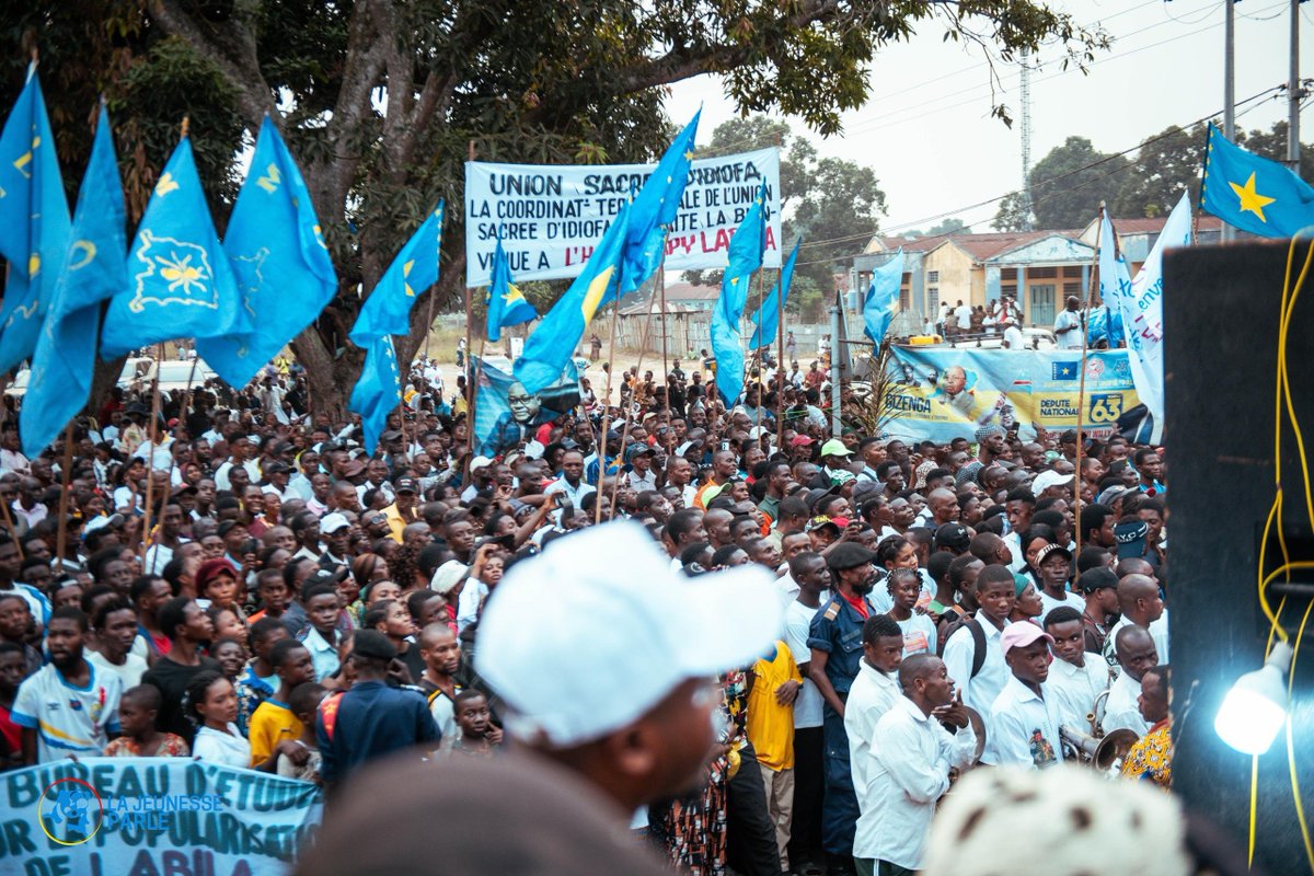 StanysBujakera's tweet photo. #RDC: À Idiofa, le coordonnateur national du mouvement Jeunesse Parle, Serge Etinkum ANZA, a annoncé samedi l'implantation prochaine de son mouvement dans plusieurs provinces du Grand Bandundu. Il a appelé les jeunes à s'impliquer dans la vie publique par des moyens pacifiques et à se prémunir contre tout discours incitant à prendre les armes. Il a également salué les initiatives économiques annoncées pour le territoire, dont l'implantation prévue de l'Agence nationale de développement de l'entrepreneuriat congolais (ANADEC).