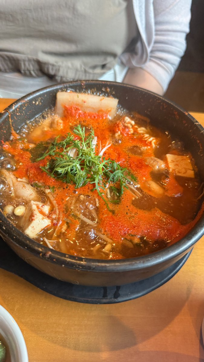 useunuz's tweet photo. 오랜만에 청라 장태익참치 다녀왔습니다.
점심 알탕이 아직도 10,000원이라 반���웠어요. 알탕에 초밥, 튀김, 샐러드까지 나와서 만원의 행복 느낌이었습니다. 알은 부드럽고 국물은 감칠맛 있어서 밥이랑 먹기 좋았어요.
#장태익참치 #청라점 https://t.co/olgvaKPXn6