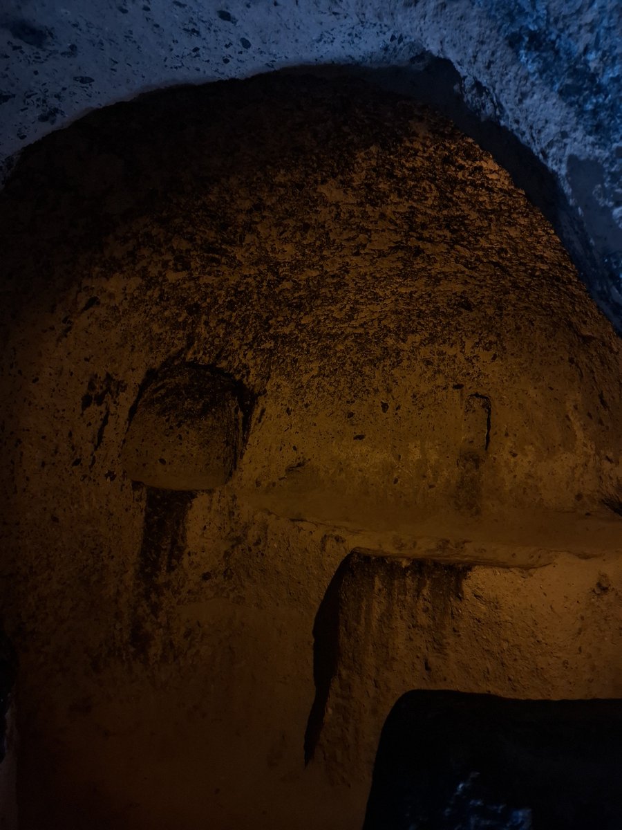 StatCrux_'s tweet photo. Lors des persécutions romaine et musulmane, les chrétiens d’anatolie vivaient cachés jusqu’à 5000 dans des grottes, ici l’église avec son autel https://t.co/p47Ipr20es