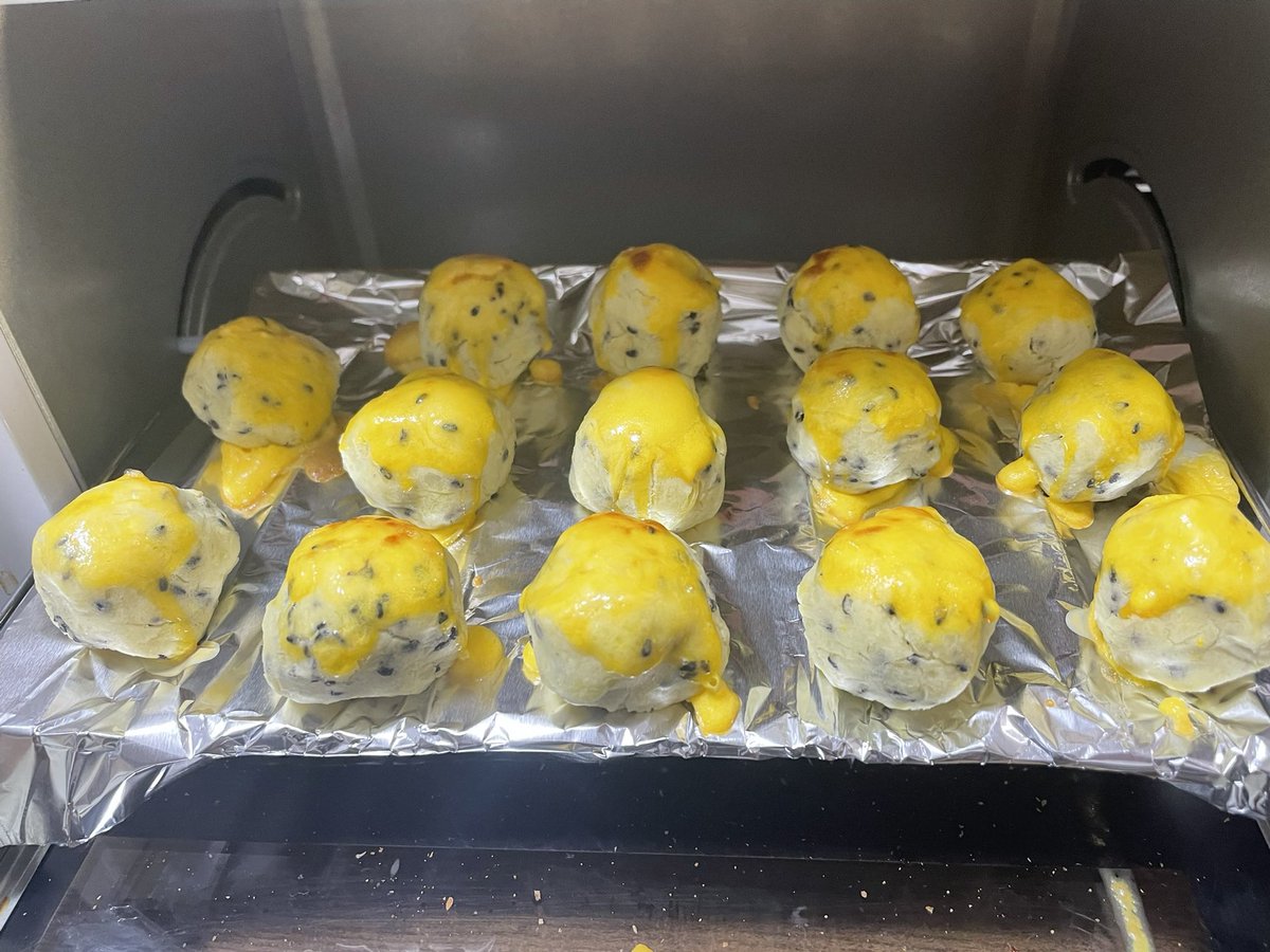 x_yurusanee's tweet photo. 🍠 一口スイートポテト（グルテンフリー）
 調理時間：約15分
 出来上がり量：一口サイズ（約10〜15g）で約10〜12個
【材料】
 さつまいも：中1本（約150g）
 シロップ状のオリゴ糖：小さじ1〜1.5（約7g〜10g）
 黒ごま：小さじ1
 卵黄（お好みで表面のツヤ出し用）：適量
#グルテンフリー https://t.co/V52C67KYKG