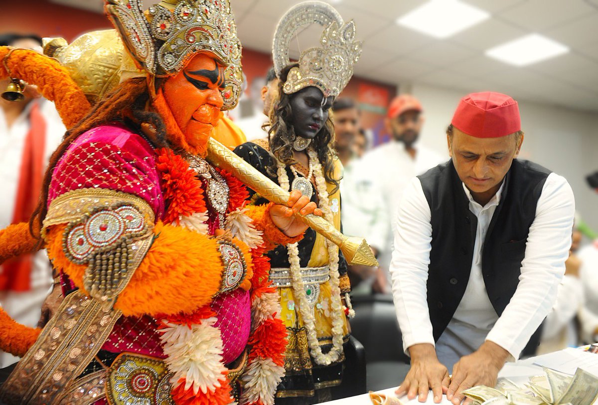 samajwadiparty's tweet photo. समाजवादी पार्टी, उत्तर प्रदेश
19, विक्रमादित्य मार्ग, लखनऊ
    प्रकाशन/प्रसारण हेतु-    दिनांकः 02.08.2026  
    समाजवादी पार्टी के राज्य मुख्यालय, लखनऊ में आज बजरंग बली (राहुल गुप्ता) और प्रभु श्रीराम (आदित्य वाल्मीकि) वेशधारी कलाकारों को समाजवादी पार्टी के समाजवादी पार्टी के राष्ट्रीय अध्यक्ष एवं पूर्व मुख्यमंत्री श्री अखिलेश यादव ने सम्मानित किया और उन्हें 51 हजार रू0 राशि भी प्रदान की। इस अवसर पर श्री अखिलेश यादव ने कहा कि हमने प्रभु श्री राम जी और प्रभु हनुमान जी का आशीर्वाद लिया है।
    श्री अखिलेश यादव ने कहा कि भारतीय जनता पार्टी ने जिस प्रकार एक मजबूर और बेबस कलाकार की प्रतिभा का दुरुपयोग अपना राजनीतिक स्वार्थ साधने के लिए किया वो बेहद निंदनीय है। सबको मालूम है कि कुछ दिनों पहले, भाजपा के राष्ट्रीय अध्यक्ष के लखनऊ आगमन पर, उनके रथ के आगे एक कलाकार हनुमान जी के रूप में नृत्य करवाया गया था। संपूर्ण विश्व के बजरंगबली जी के उपासकों में आज तक इससे गहरा आक्रोश है।
    श्री यादव ने कहा कि इसमें किसी गरीब कलाकार का कोई दोष नहीं है क्योंकि भाजपा सरकार में कलाकारों के लिए कोई स्थान नहीं है, इसीलिए वो अपने परिवार को चलाने के लिए विवश हैं। नकारात्मक भाजपाई सदैव सृजनात्मकता के विरोधी रहे हैं क्योंकि सृजनात्मकता रूढ़ियों और रूढ़िवादिता के विरुद्ध ही अपना नया रास्ता निकालती है, जो भाजपा की पुरातनपंथी-दकियानूसी सोच को तनिक भी रास नहीं आता है क्योंकि उनके अंदर रचनात्मकता की अभिव्यक्ति से ‘सत्ता विरोधी लहर’ के और भी बलवती होने का डर समाया रहता है। इसीलिए चाहे साहित्यकार हो, ईमानदार पत्रकार हो या कोई भी कलाकार, ये भाजपाई और उनके संगी-साथी चाहते ही नहीं हैं कि वो मुखर हो या उनकी कलात्मक अभिव्यक्ति को किसी भी तरह का कोई मंच मिले। अगर भाजपाई कलाकारों को कभी मौका देते भी हैं तो अपने सम्मान के लिए, न कि कलाकारों के सम्मान के लिए।
    श्री अखिलेश यादव ने कहा कि आज हम सबने मिलकर आर्थिक तंगी झेल रहे कलाकार की सहायता की और आगे भी करेंगे जिससे वो अपने परिवार में चल रही बीमारी और बदहाली का सामना कर सके। उन्होंने कहा कि ‘कलात्मकता’ मानवता का परिष्कार करती है। कला सहिष्णुता, सद्भाव, सौहार्द, समानता बढ़ाती है, इसीलिए जो लोग बंटवारे की नकारात्मक राजनीति करते हैं वो कलाकारों के विरोधी होते हैं।
    श्री यादव ने कहा कि हम हर कलाकार से वादा करते हैं कि जिस प्रकार हमने अपनी सरकार के दौरान कलाकारों को हर तरह से मान-सम्मान और आर्थिक सहयोग किया था, नई सरकार के आने पर भी रचनात्मकता की उस स्वस्थ परंपरा को और भी आगे बढ़ाएँगे और उत्तर प्रदेश से संबद्ध विशेष प्रतिभावानों के सामाजिक योगदान को ‘यश भारती सम्मान’ व 1 लाख रूपये प्रतिमाह देकर उनका आजीवन अभिनन्दन करेंगे।
    श्री अखिलेश यादव ने याद दिलाया कि रामलीला हमारी सांस्कृतिक विरासत है। समाजवादी सरकार में रामायण मेला का आयोजन चित्रकूट में किया गया था। वर्षों से भगवान श्रीराम, हनुमान और अन्य पात्रों का जीवंत अभिनय हमें प्रेरणा देता रहा है।
            (राजेन्द्र चौधरी)
              मुख्य प्रवक्ता
