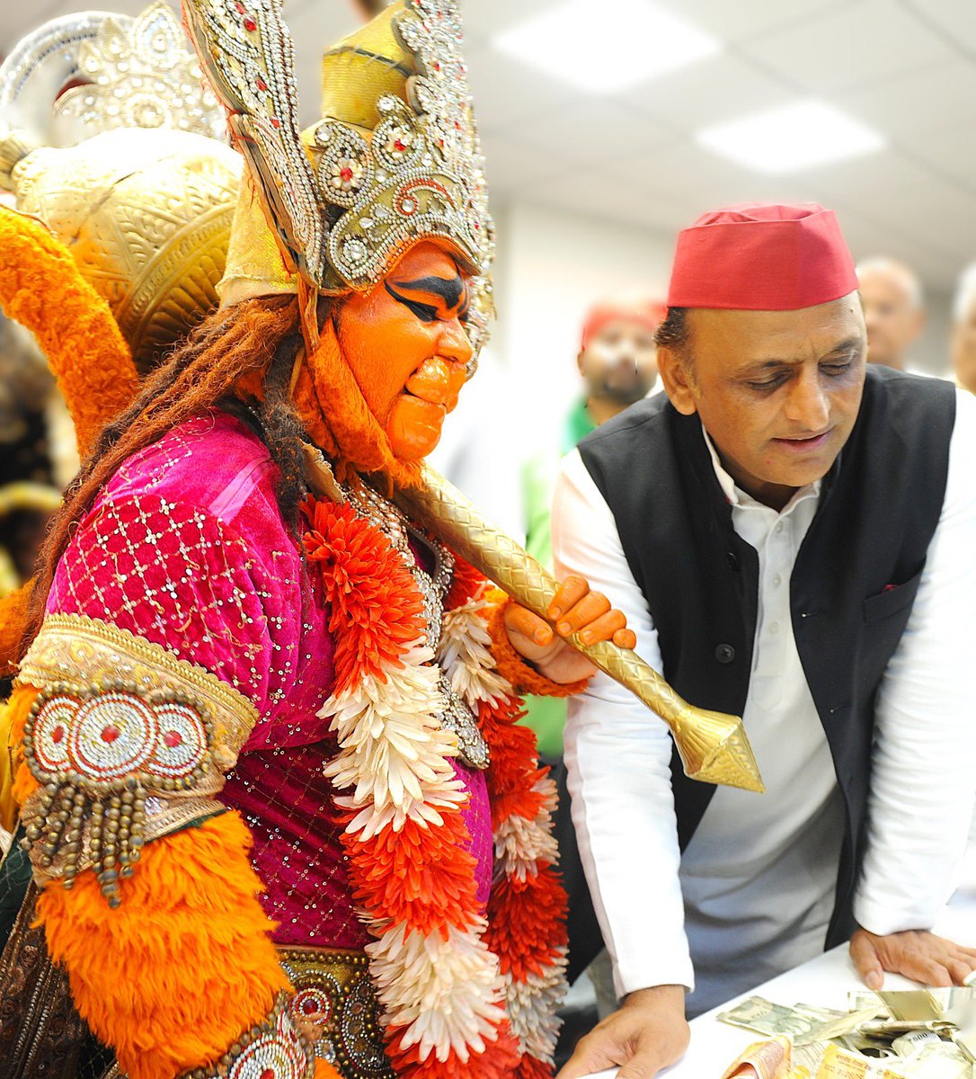 samajwadiparty's tweet photo. समाजवादी पार्टी, उत्तर प्रदेश
19, विक्रमादित्य मार्ग, लखनऊ
    प्रकाशन/प्रसारण हेतु-    दिनांकः 02.08.2026  
    समाजवादी पार्टी के राज्य मुख्यालय, लखनऊ में आज बजरंग बली (राहुल गुप्ता) और प्रभु श्रीराम (आदित्य वाल्मीकि) वेशधारी कलाकारों को समाजवादी पार्टी के समाजवादी पार्टी के राष्ट्रीय अध्यक्ष एवं पूर्व मुख्यमंत्री श्री अखिलेश यादव ने सम्मानित किया और उन्हें 51 हजार रू0 राशि भी प्रदान की। इस अवसर पर श्री अखिलेश यादव ने कहा कि हमने प्रभु श्री राम जी और प्रभु हनुमान जी का आशीर्वाद लिया है।
    श्री अखिलेश यादव ने कहा कि भारतीय जनता पार्टी ने जिस प्रकार एक मजबूर और बेबस कलाकार की प्रतिभा का दुरुपयोग अपना राजनीतिक स्वार्थ साधने के लिए किया वो बेहद निंदनीय है। सबको मालूम है कि कुछ दिनों पहले, भाजपा के राष्ट्रीय अध्यक्ष के लखनऊ आगमन पर, उनके रथ के आगे एक कलाकार हनुमान जी के रूप में नृत्य करवाया गया था। संपूर्ण विश्व के बजरंगबली जी के उपासकों में आज तक इससे गहरा आक्रोश है।
    श्री यादव ने कहा कि इसमें किसी गरीब कलाकार का कोई दोष नहीं है क्योंकि भाजपा सरकार में कलाकारों के लिए कोई स्थान नहीं है, इसीलिए वो अपने परिवार को चलाने के लिए विवश हैं। नकारात्मक भाजपाई सदैव सृजनात्मकता के विरोधी रहे हैं क्योंकि सृजनात्मकता रूढ़ियों और रूढ़िवादिता के विरुद्ध ही अपना नया रास्ता निकालती है, जो भाजपा की पुरातनपंथी-दकियानूसी सोच को तनिक भी रास नहीं आता है क्योंकि उनके अंदर रचनात्मकता की अभिव्यक्ति से ‘सत्ता विरोधी लहर’ के और भी बलवती होने का डर समाया रहता है। इसीलिए चाहे साहित्यकार हो, ईमानदार पत्रकार हो या कोई भी कलाकार, ये भाजपाई और उनके संगी-साथी चाहते ही नहीं हैं कि वो मुखर हो या उनकी कलात्मक अभिव्यक्ति को किसी भी तरह का कोई मंच मिले। अगर भाजपाई कलाकारों को कभी मौका देते भी हैं तो अपने सम्मान के लिए, न कि कलाकारों के सम्मान के लिए।
    श्री अखिलेश यादव ने कहा कि आज हम सबने मिलकर आर्थिक तंगी झेल रहे कलाकार की सहायता की और आगे भी करेंगे जिससे वो अपने परिवार में चल रही बीमारी और बदहाली का सामना कर सके। उन्होंने कहा कि ‘कलात्मकता’ मानवता का परिष्कार करती है। कला सहिष्णुता, सद्भाव, सौहार्द, समानता बढ़ाती है, इसीलिए जो लोग बंटवारे की नकारात्मक राजनीति करते हैं वो कलाकारों के विरोधी होते हैं।
    श्री यादव ने कहा कि हम हर कलाकार से वादा करते हैं कि जिस प्रकार हमने अपनी सरकार के दौरान कलाकारों को हर तरह से मान-सम्मान और आर्थिक सहयोग किया था, नई सरकार के आने पर भी रचनात्मकता की उस स्वस्थ परंपरा को और भी आगे बढ़ाएँगे और उत्तर प्रदेश से संबद्ध विशेष प्रतिभावानों के सामाजिक योगदान को ‘यश भारती सम्मान’ व 1 लाख रूपये प्रतिमाह देकर उनका आजीवन अभिनन्दन करेंगे।
    श्री अखिलेश यादव ने याद दिलाया कि रामलीला हमारी सांस्कृतिक विरासत है। समाजवादी सरकार में रामायण मेला का आयोजन चित्रकूट में किया गया था। वर्षों से भगवान श्रीराम, हनुमान और अन्य पात्रों का जीवंत अभिनय हमें प्रेरणा देता रहा है।
            (राजेन्द्र चौधरी)
              मुख्य प्रवक्ता